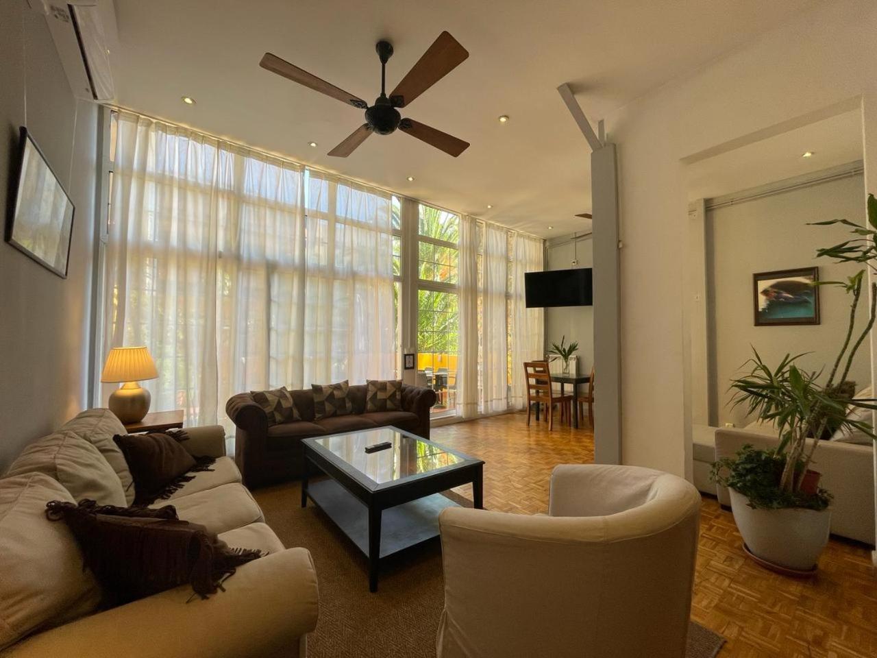 Apartamento de Cuatro Habitaciones con Terraza