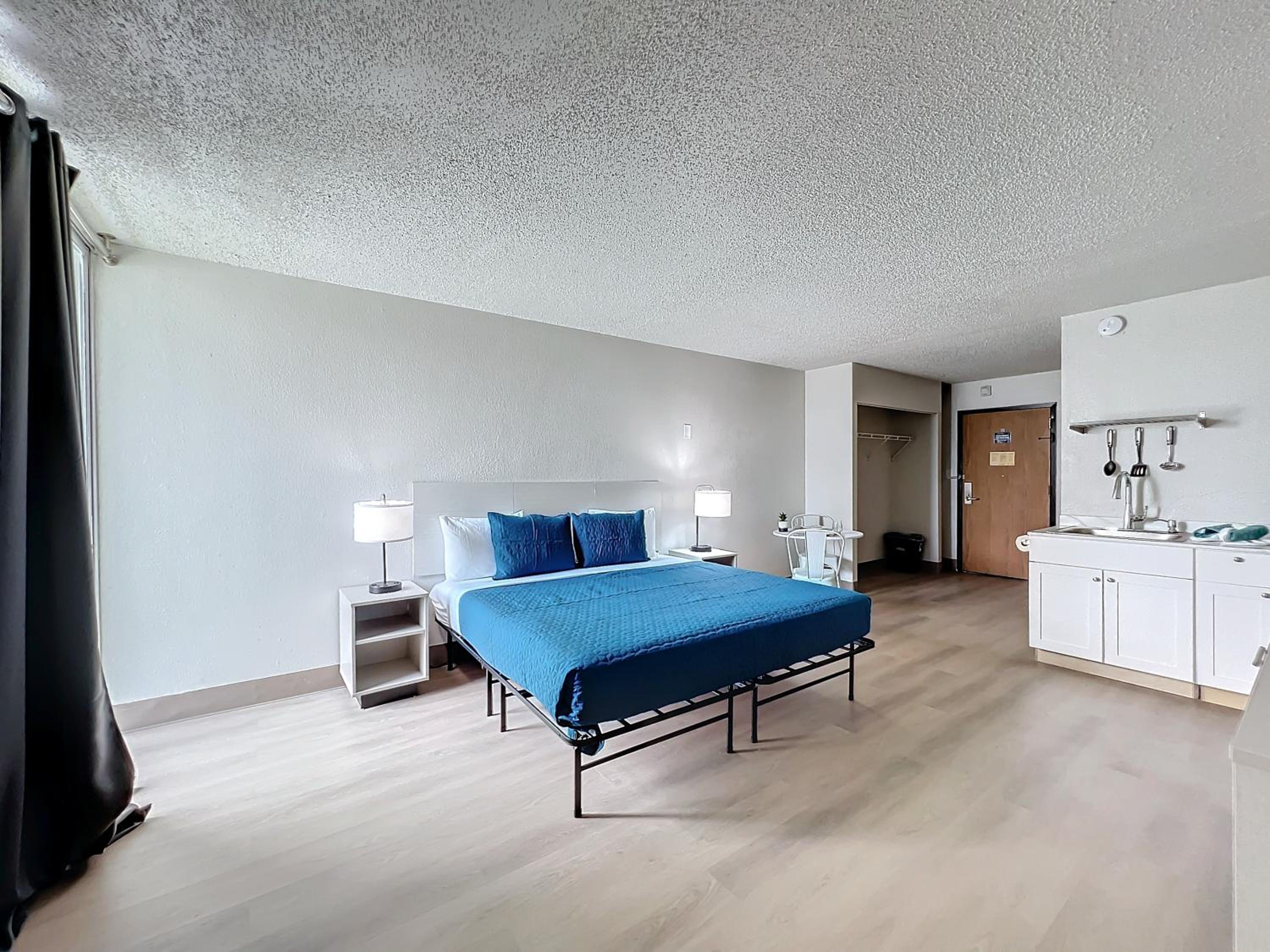 1 King Bed, Mobility/Hearing Accessible Room, Roll-in Shower, Non-Smoking