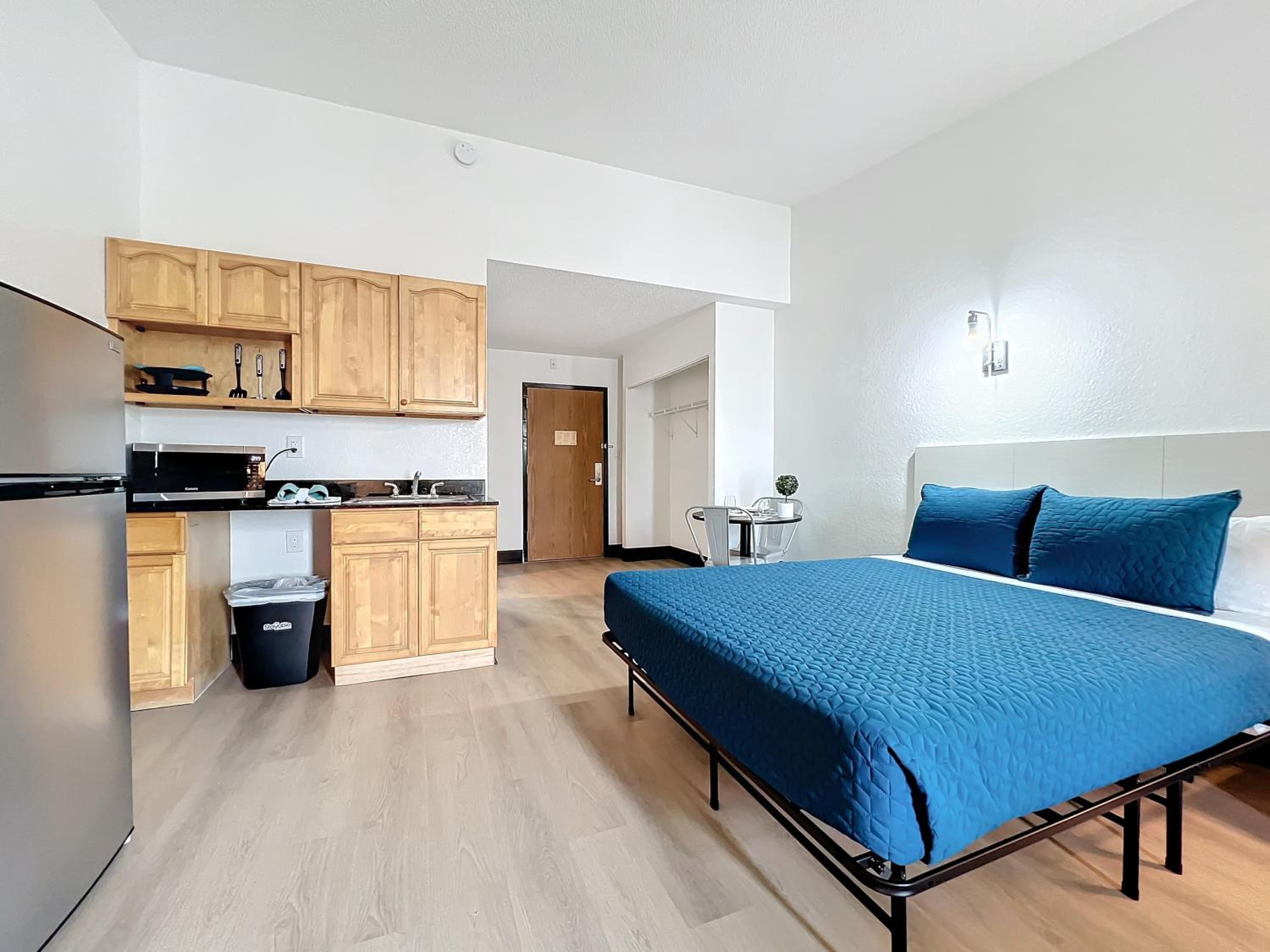 1 King Bed, Mobility/Hearing Accessible, Bathtub w/Grab Bars, Non-Smoking