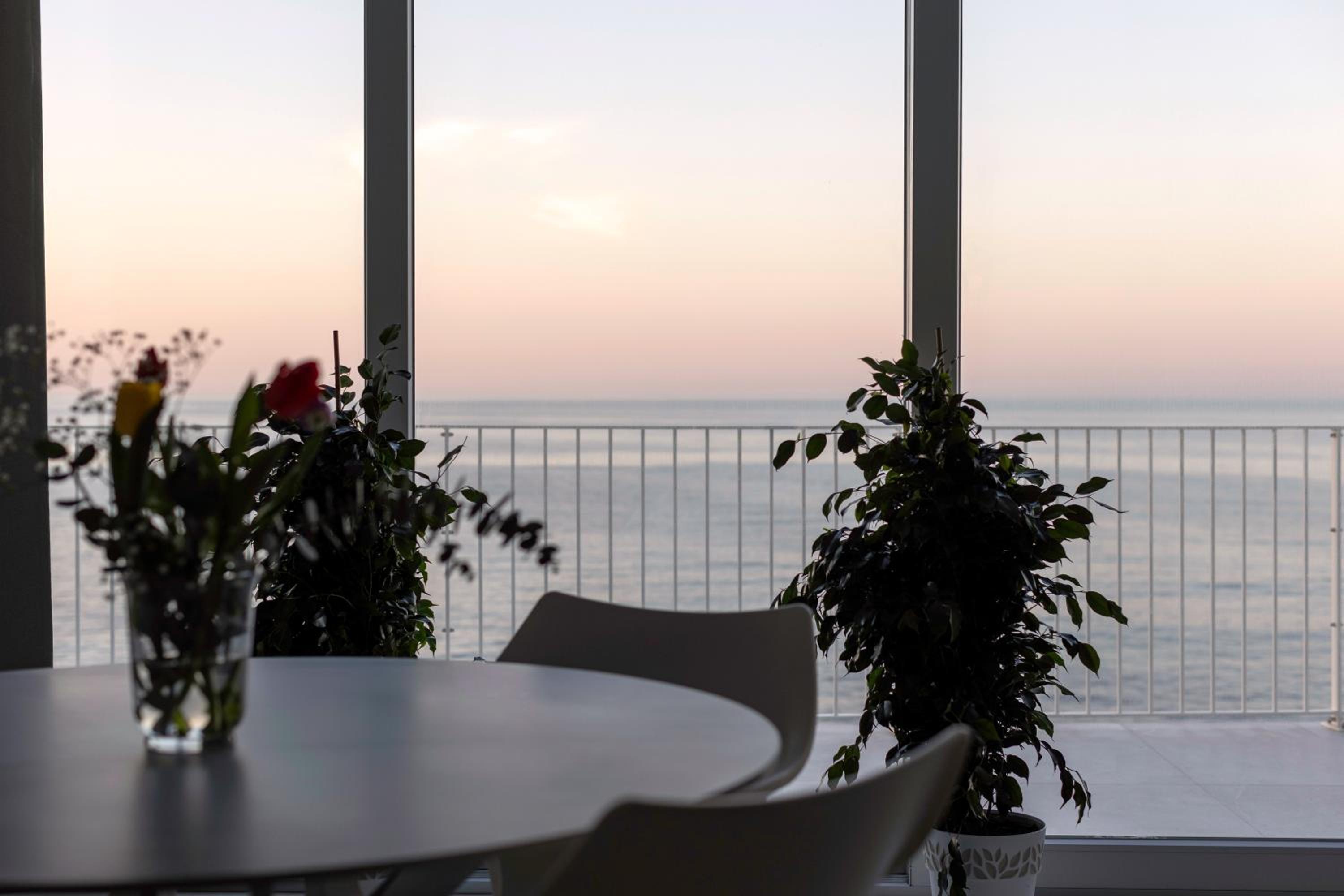 One-Bedroom Apartment with Balcony and Sea View photo 2