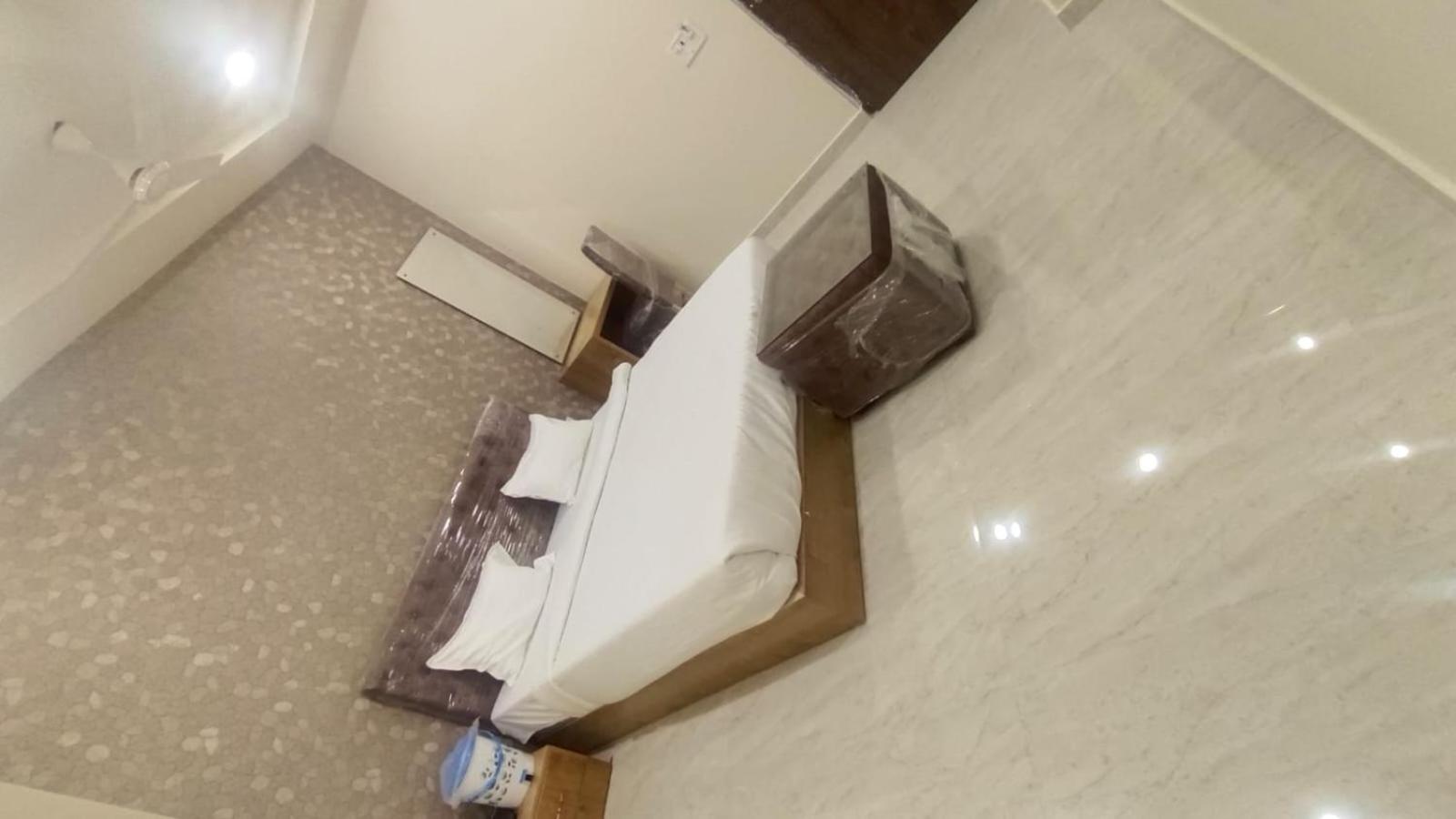 Deluxe Double Room (2 Adults + 1 Child)