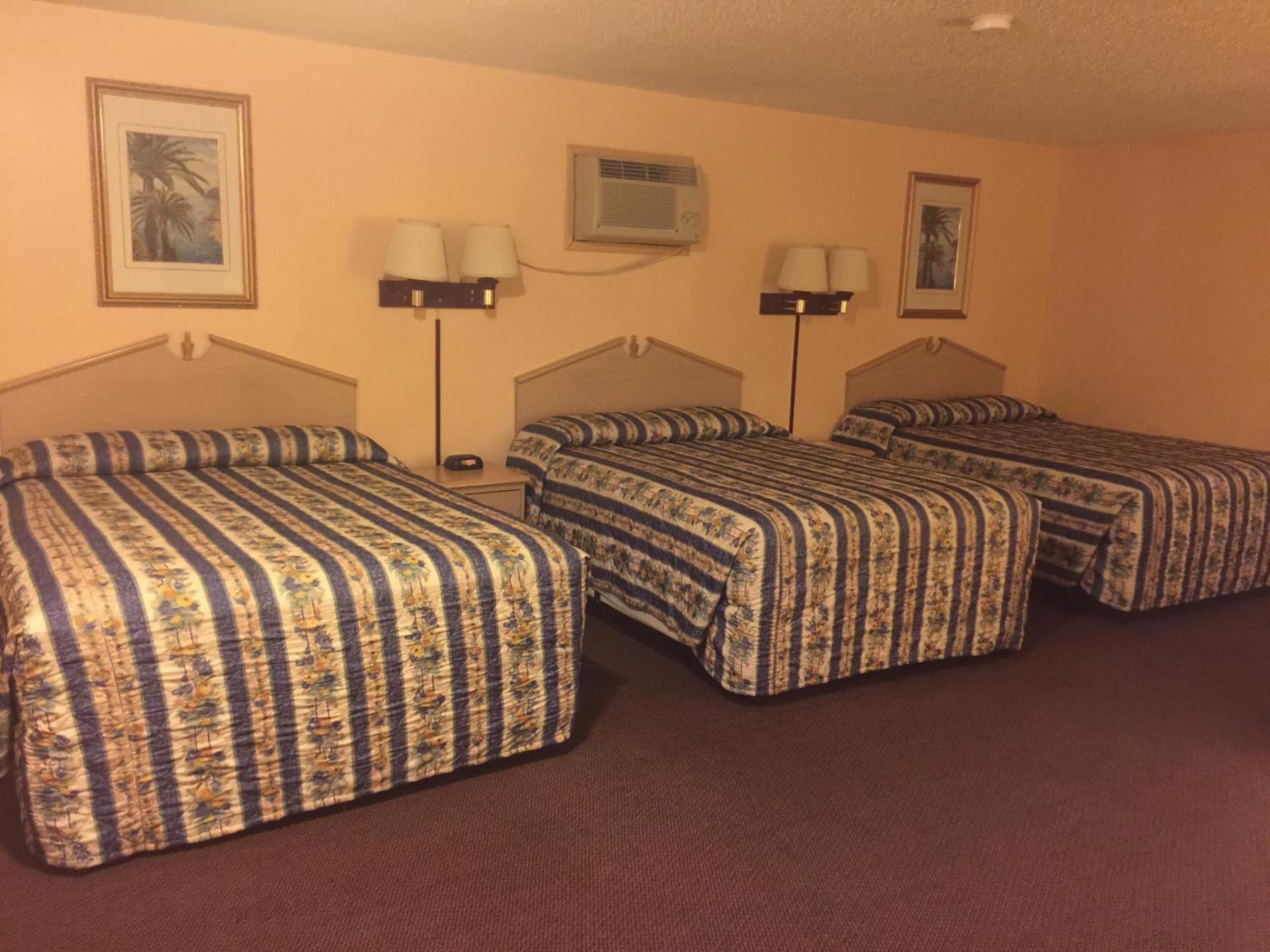 Deluxe 3 Queen Beds Suite Non-Smoking photo 1