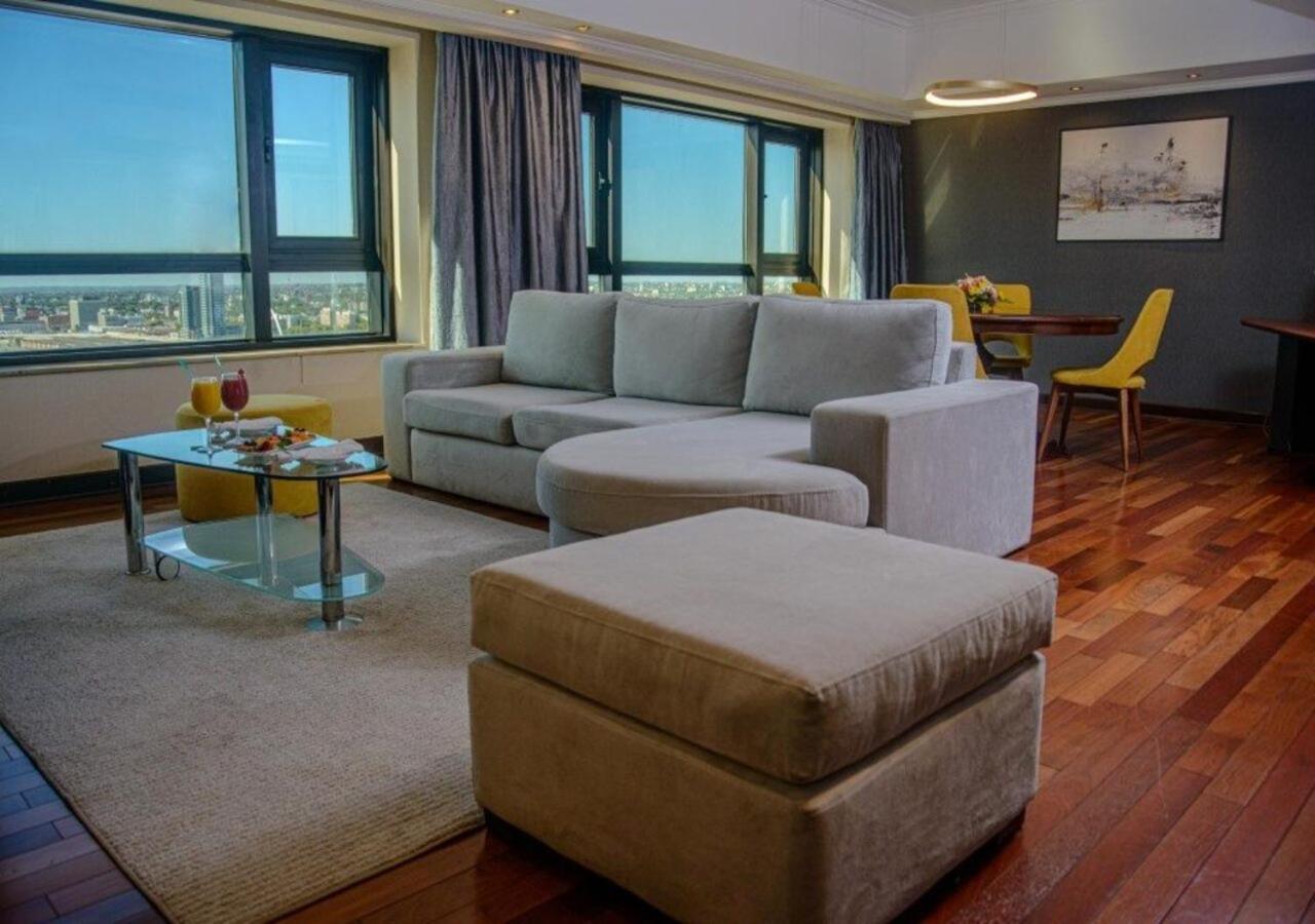Executive Ambassador King Suite