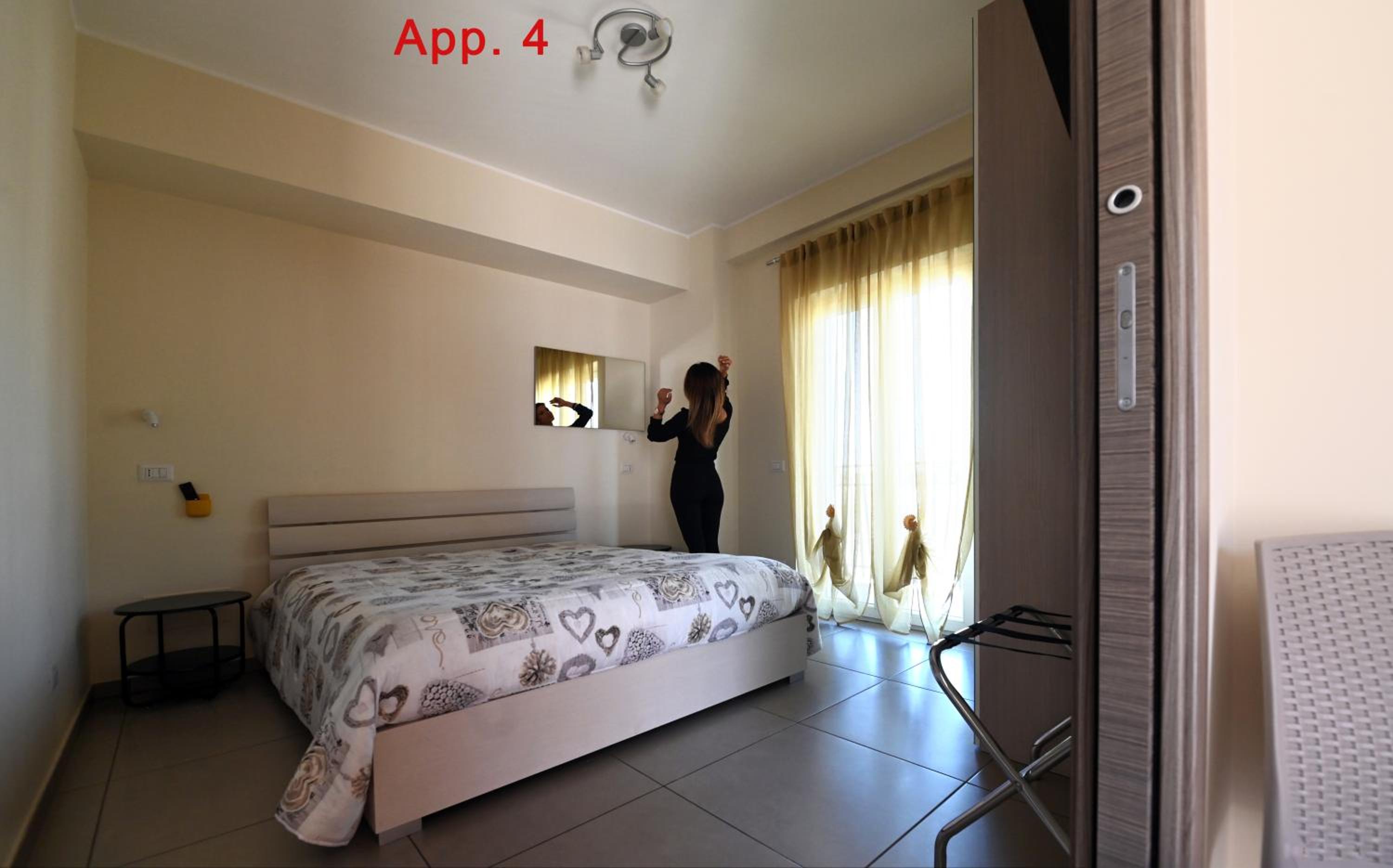 One-Bedroom Apartment - Photo 2
