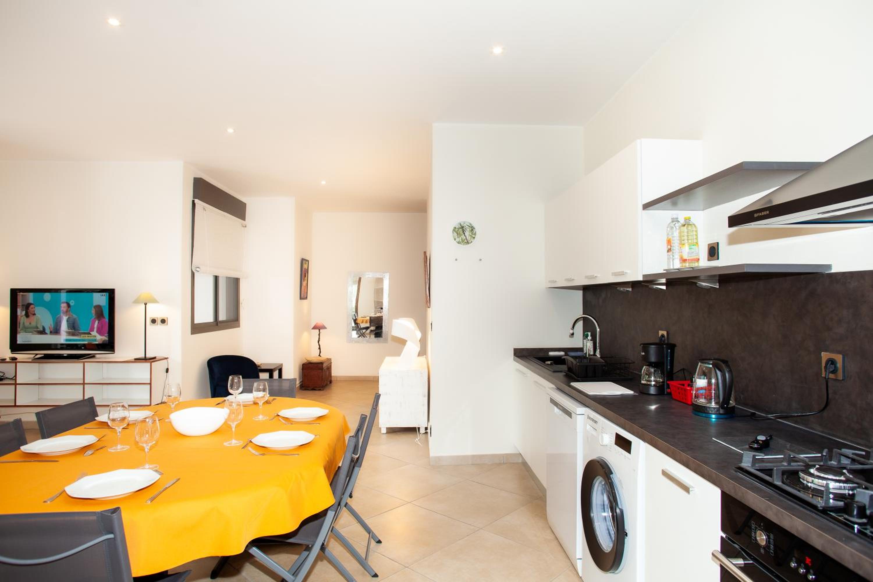 One-Bedroom Apartment with Terrace photo 3