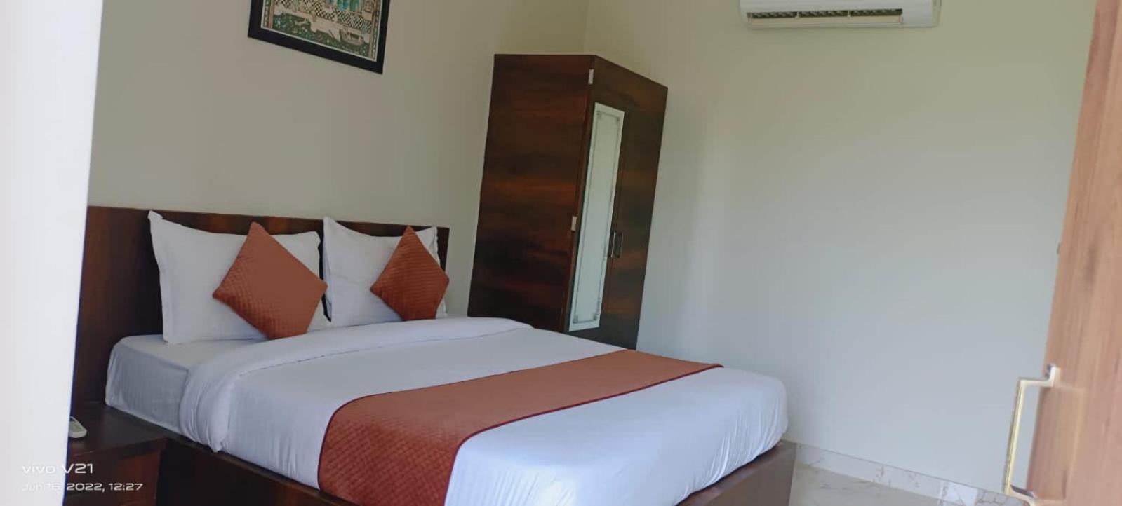 Deluxe Double Room (2 Adults + 1 Child) photo 1