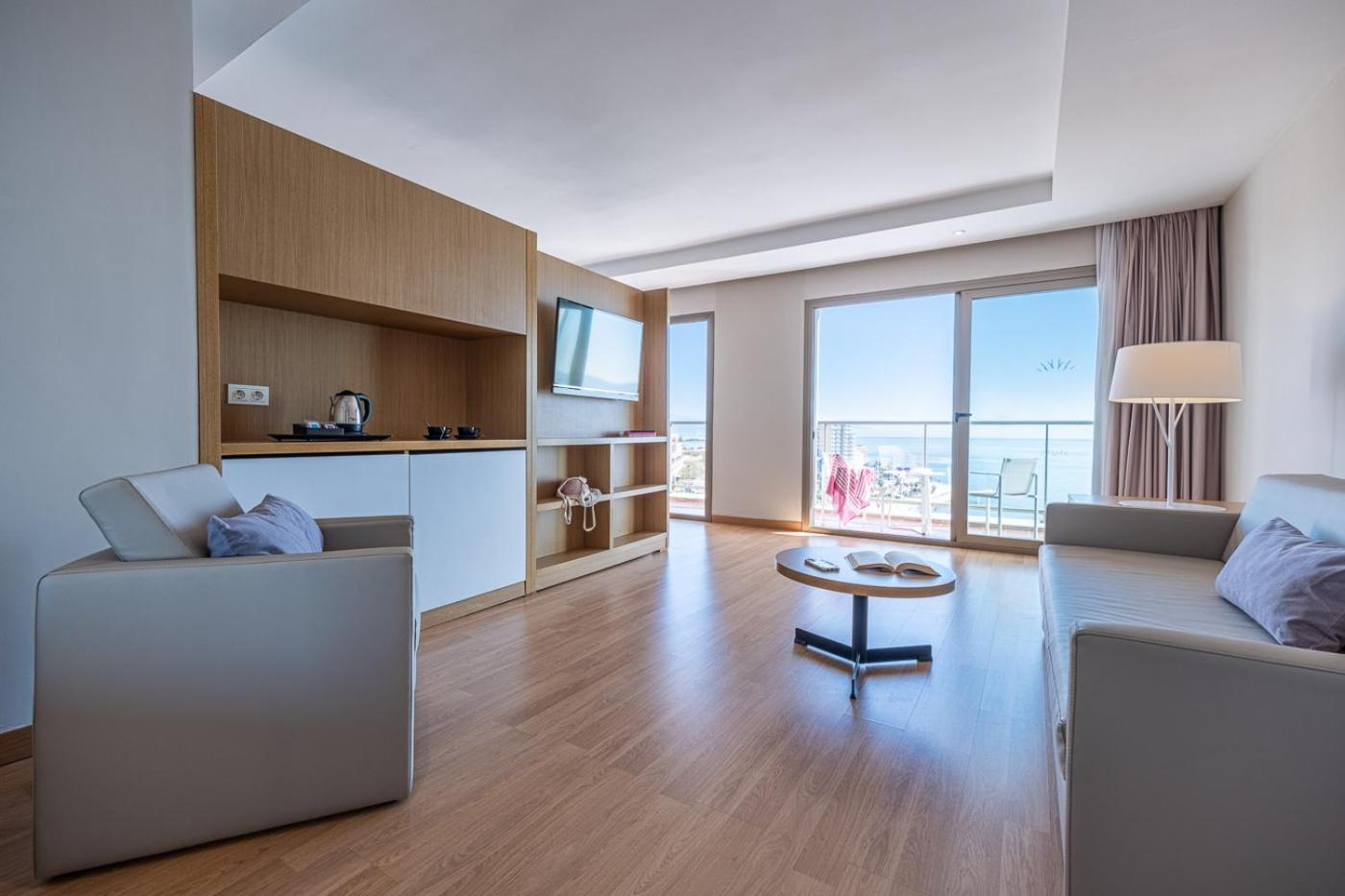 Junior Suite with Sea View (2 Adults + 2 Children)) - Photo 1