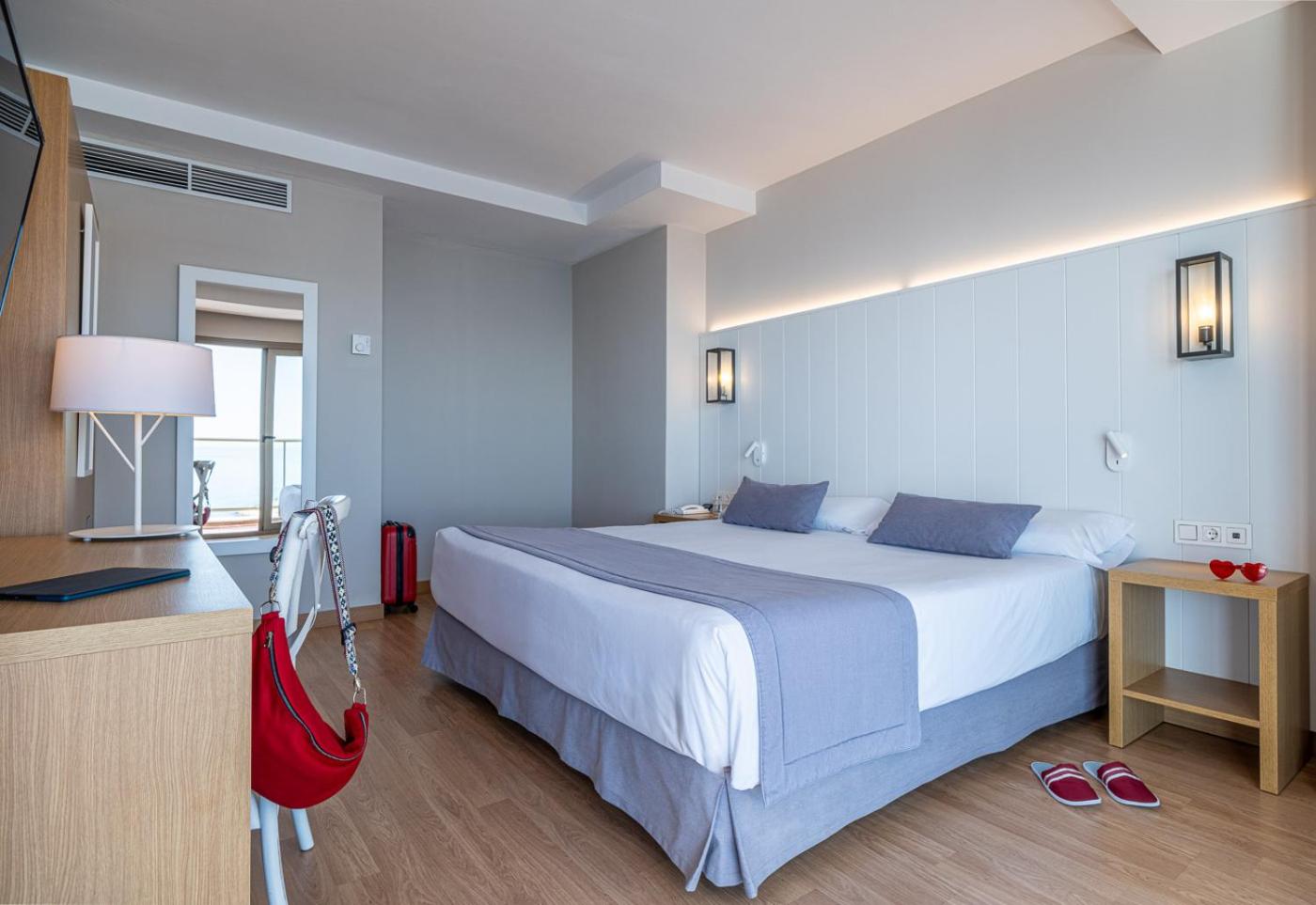 Junior Suite with Sea View (2 Adults + 2 Children)) - Photo 2