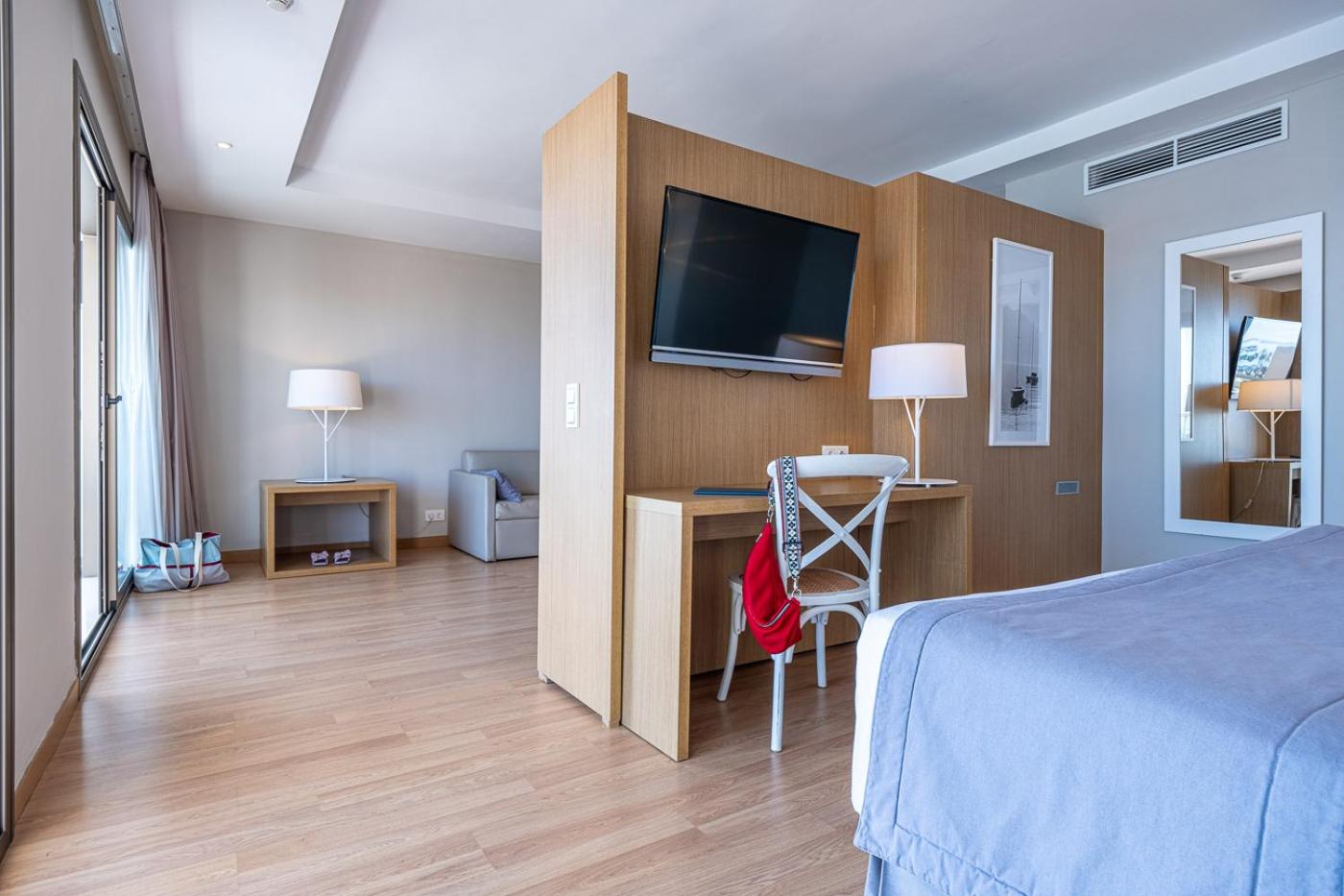Junior Suite with Sea View (2 Adults + 2 Children)) - Photo 3