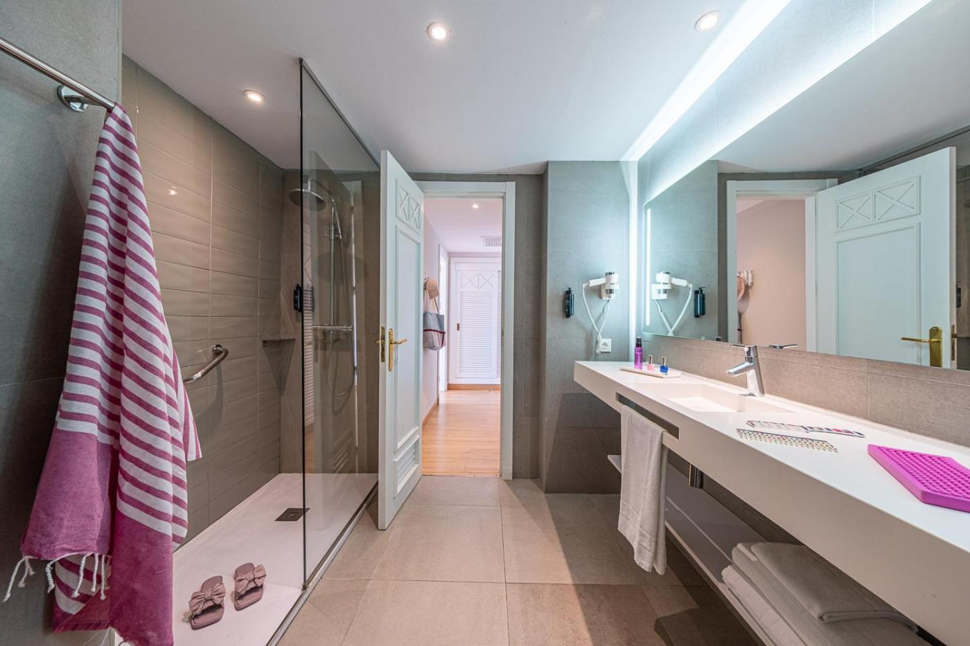 Junior Suite with Sea View (2 Adults + 2 Children)) - Photo 5