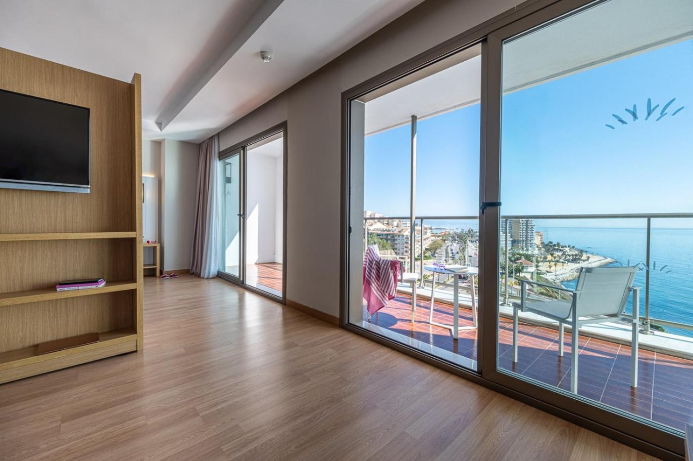 Junior Suite with Sea View (2 Adults + 2 Children)) - Photo 4