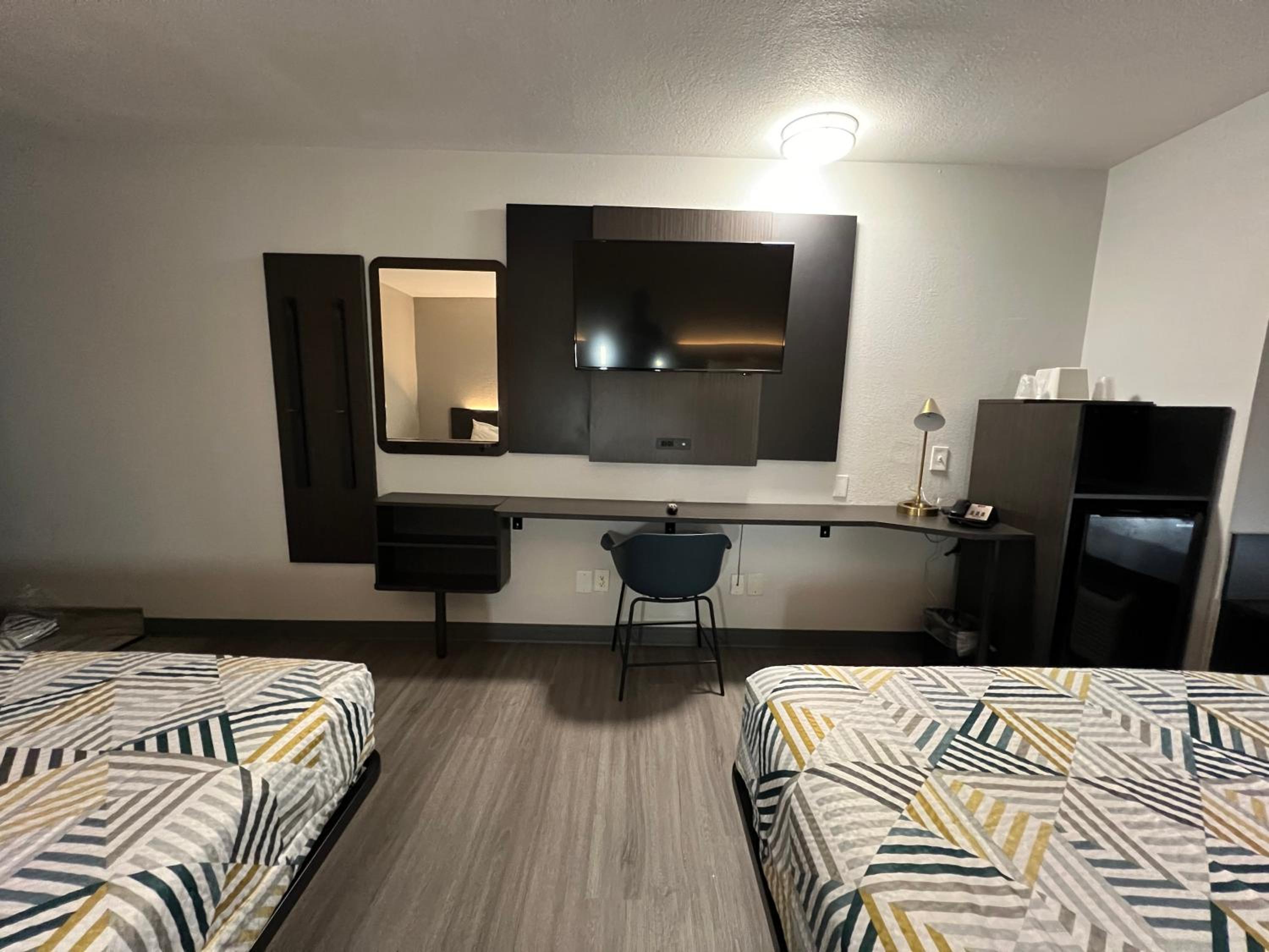 Queen Room with Two Queen Beds - Non-Smoking - Photo 2