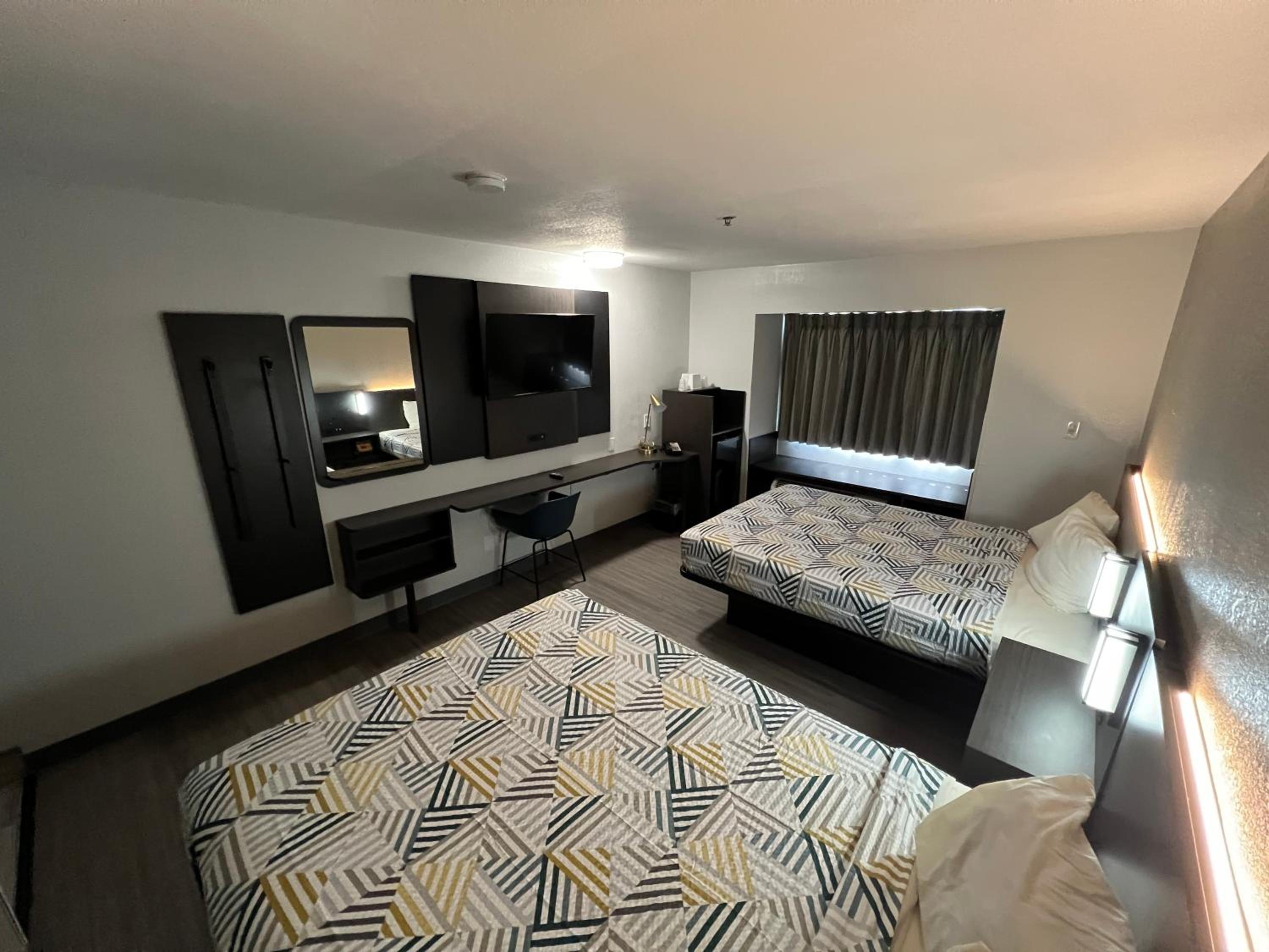 Queen Room with Two Queen Beds - Non-Smoking - Photo 7