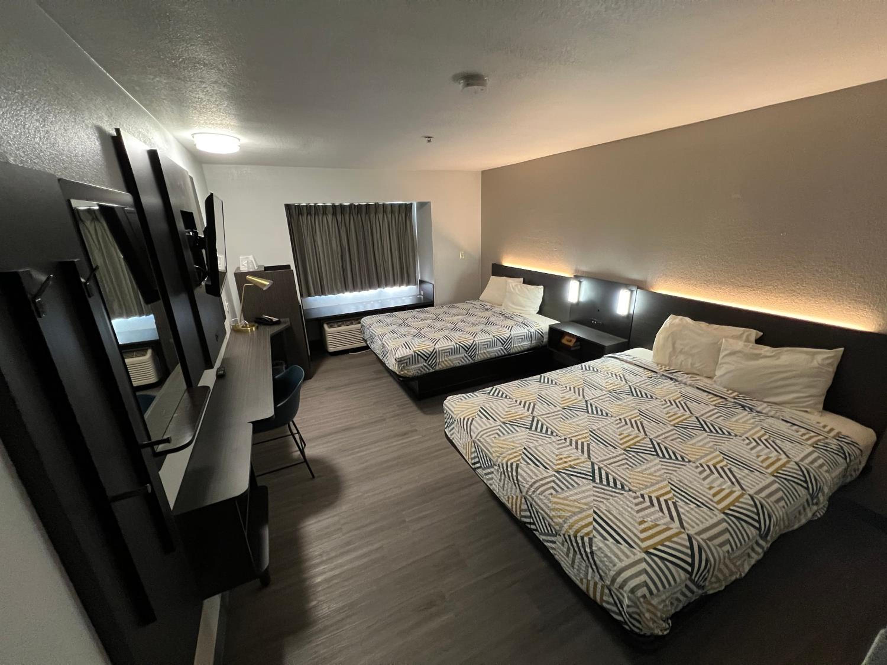 Queen Room with Two Queen Beds - Non-Smoking - Photo 1