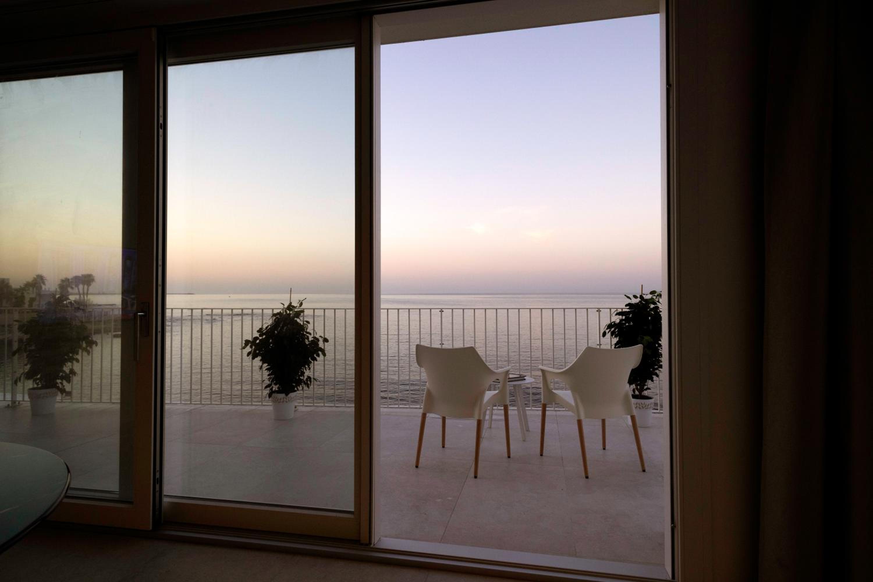 One-Bedroom Apartment with Balcony and Sea View photo 3