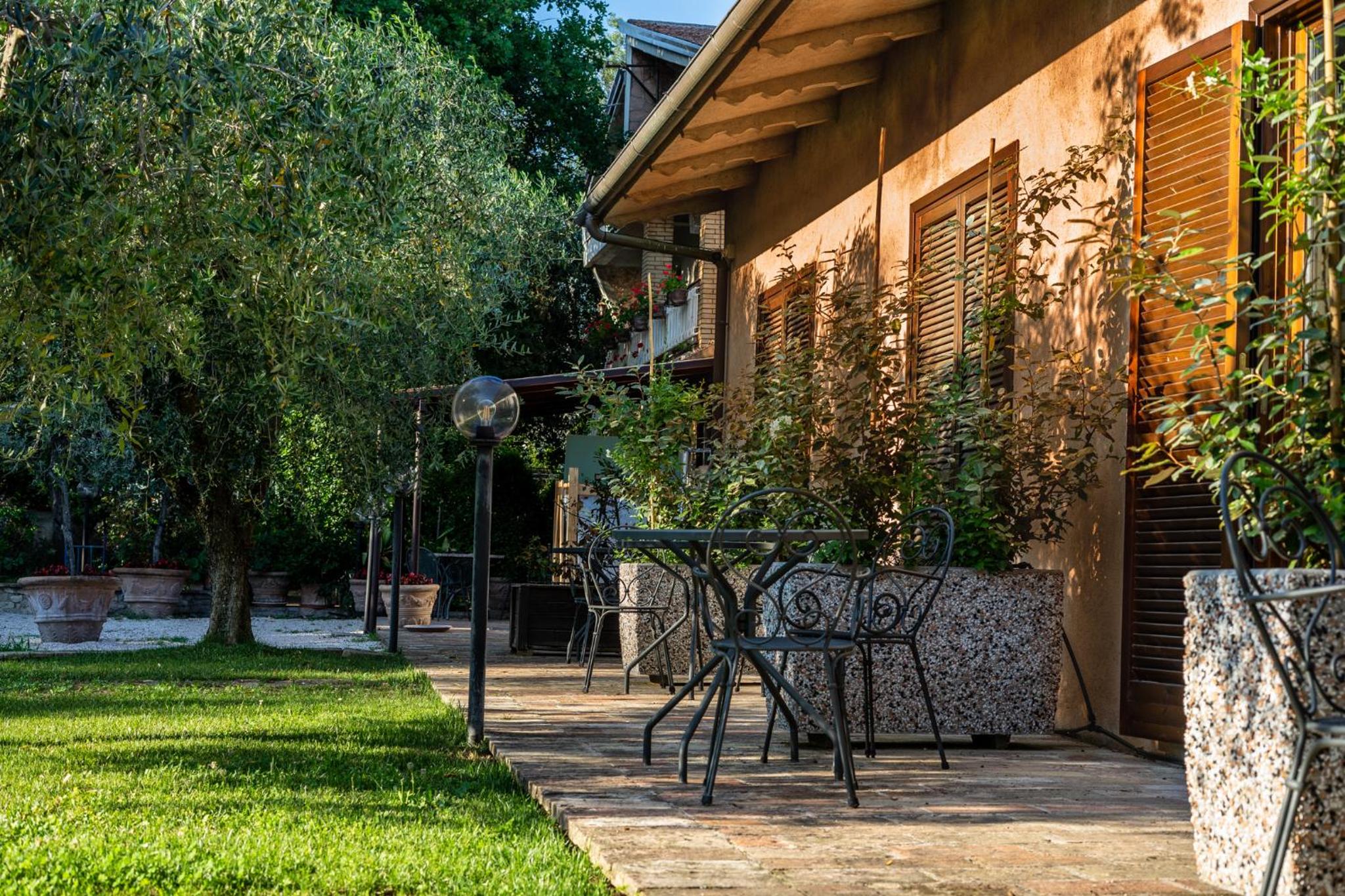 Comfort Triple Room with Balcony or Garden photo 2