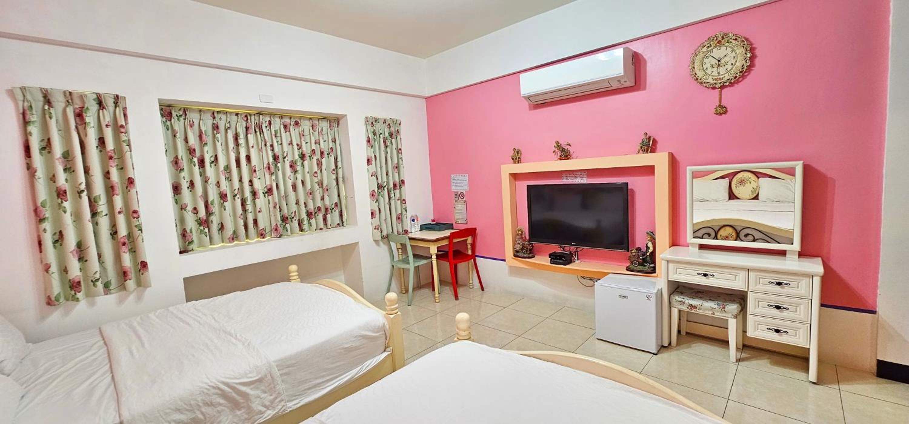 Quadruple Room with Private Bathroom photo 2