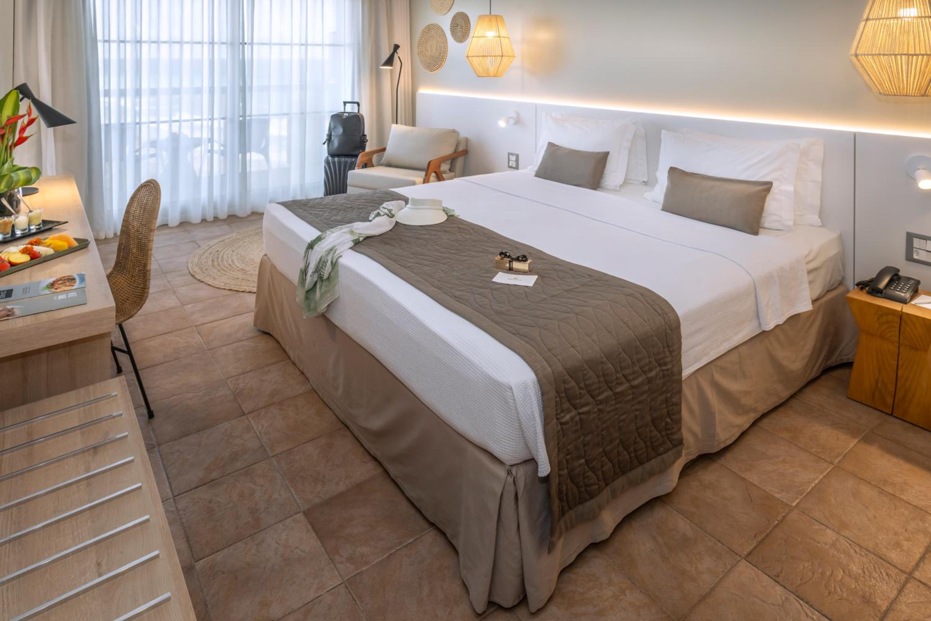 Prime Apartment with Side Sea View
