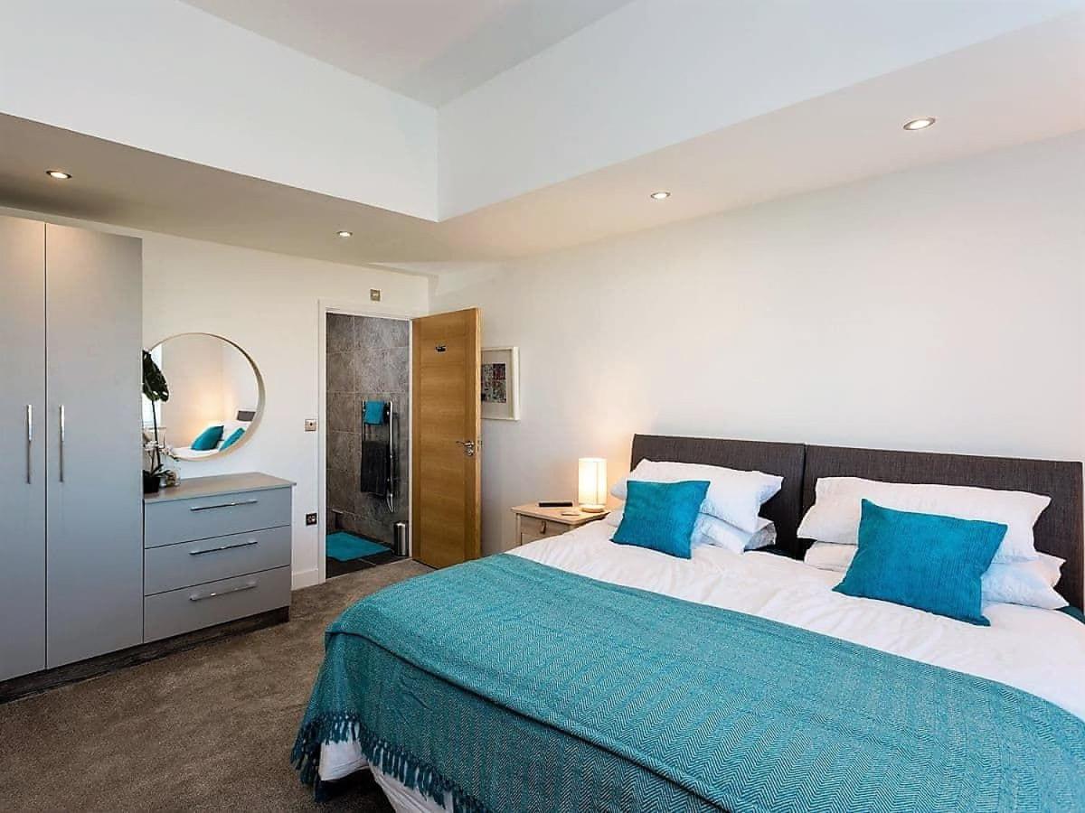 Three-Bedroom Apartment - Photo 6