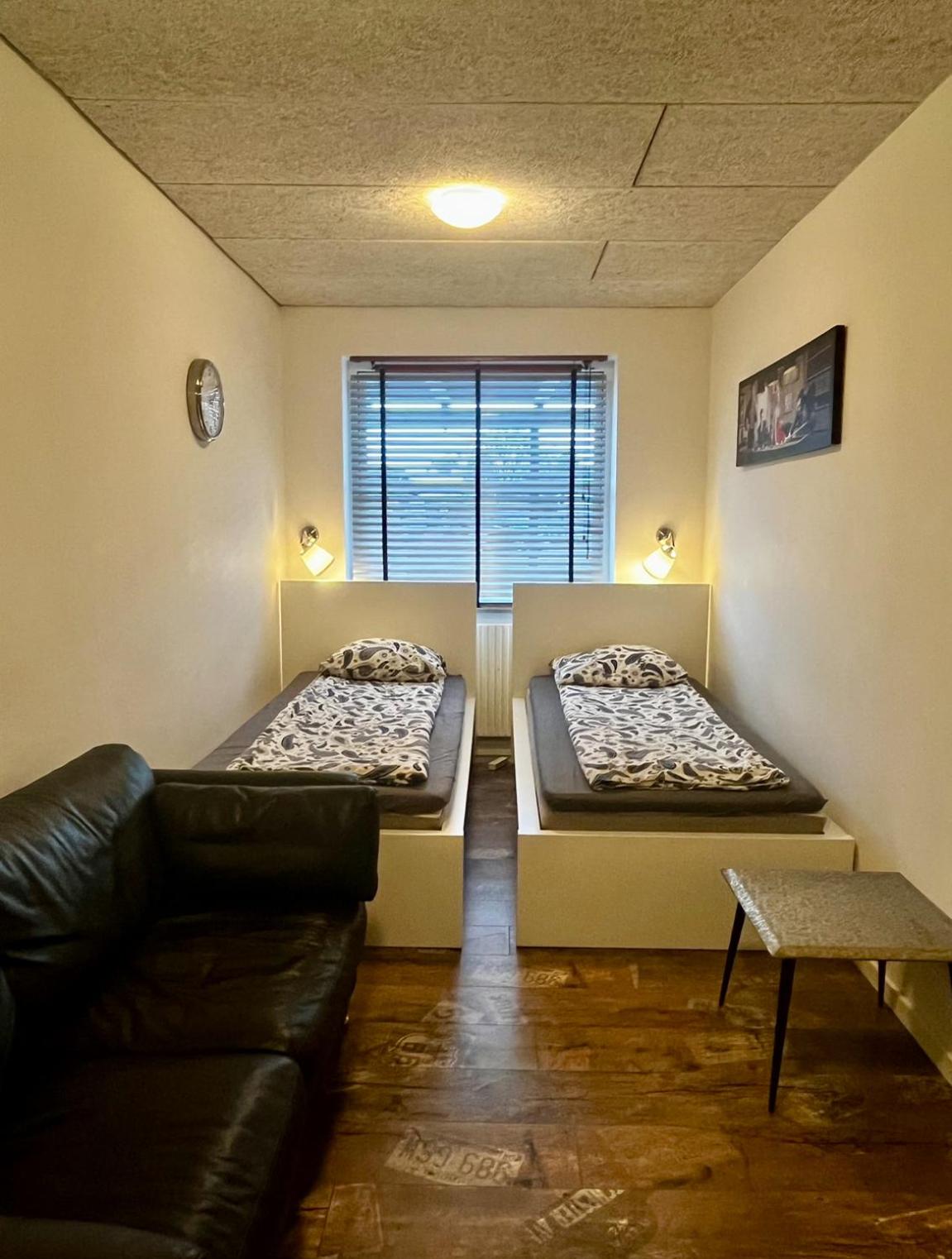 Standard Twin Room with Shared Bathroom photo 2