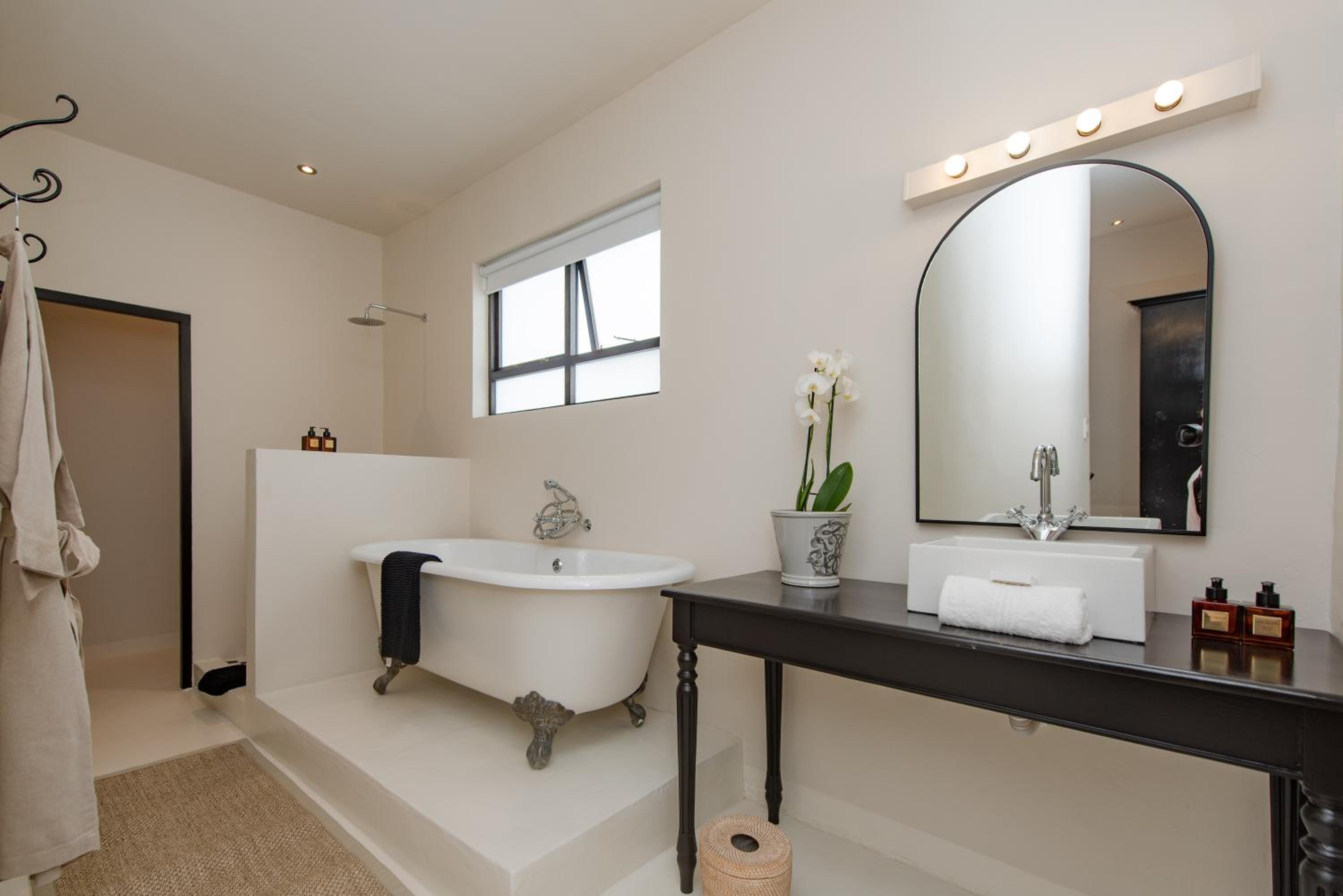 Standard Twin Room - Photo 8