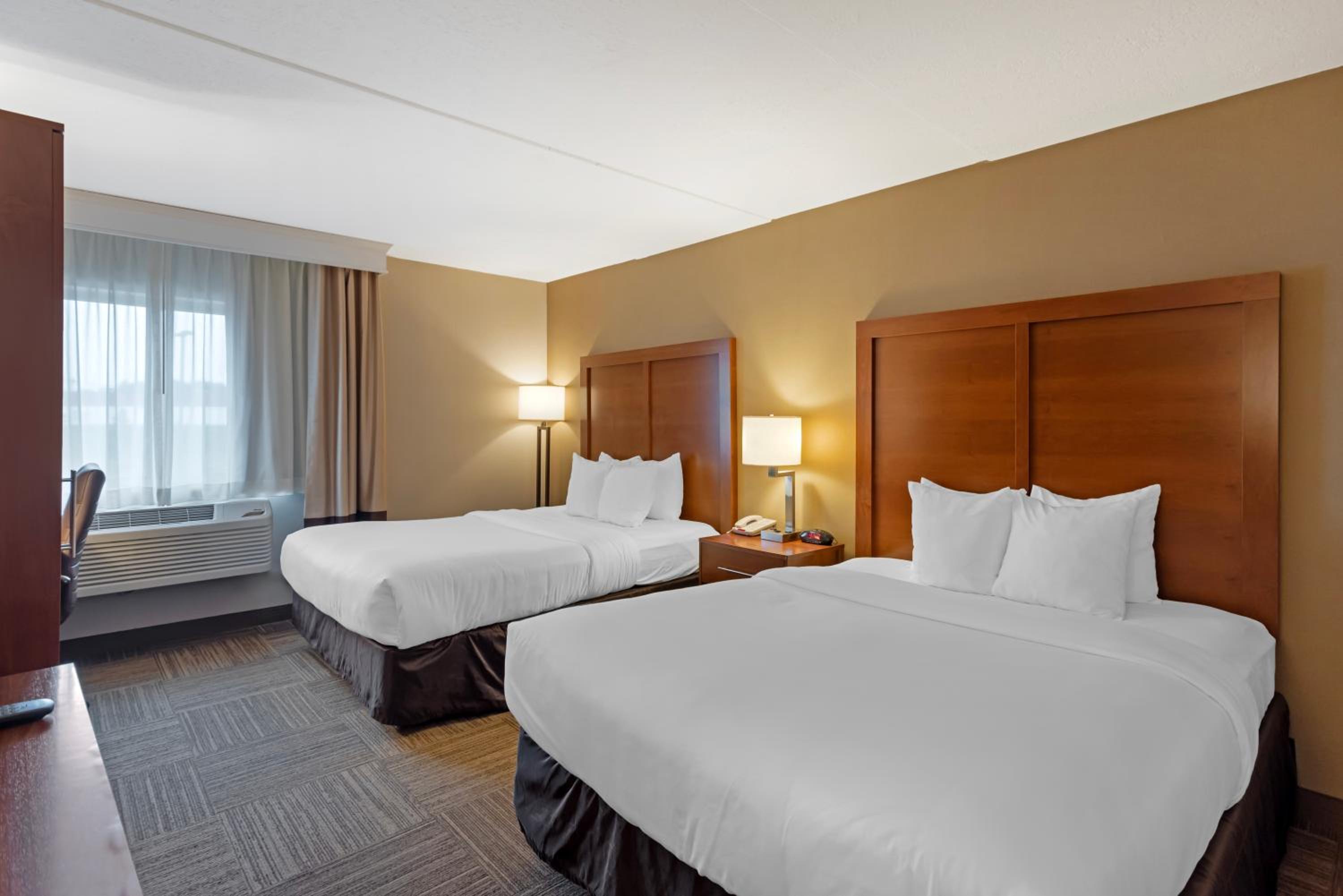 Standard Queen Room with Two Queen Beds - Photo 2