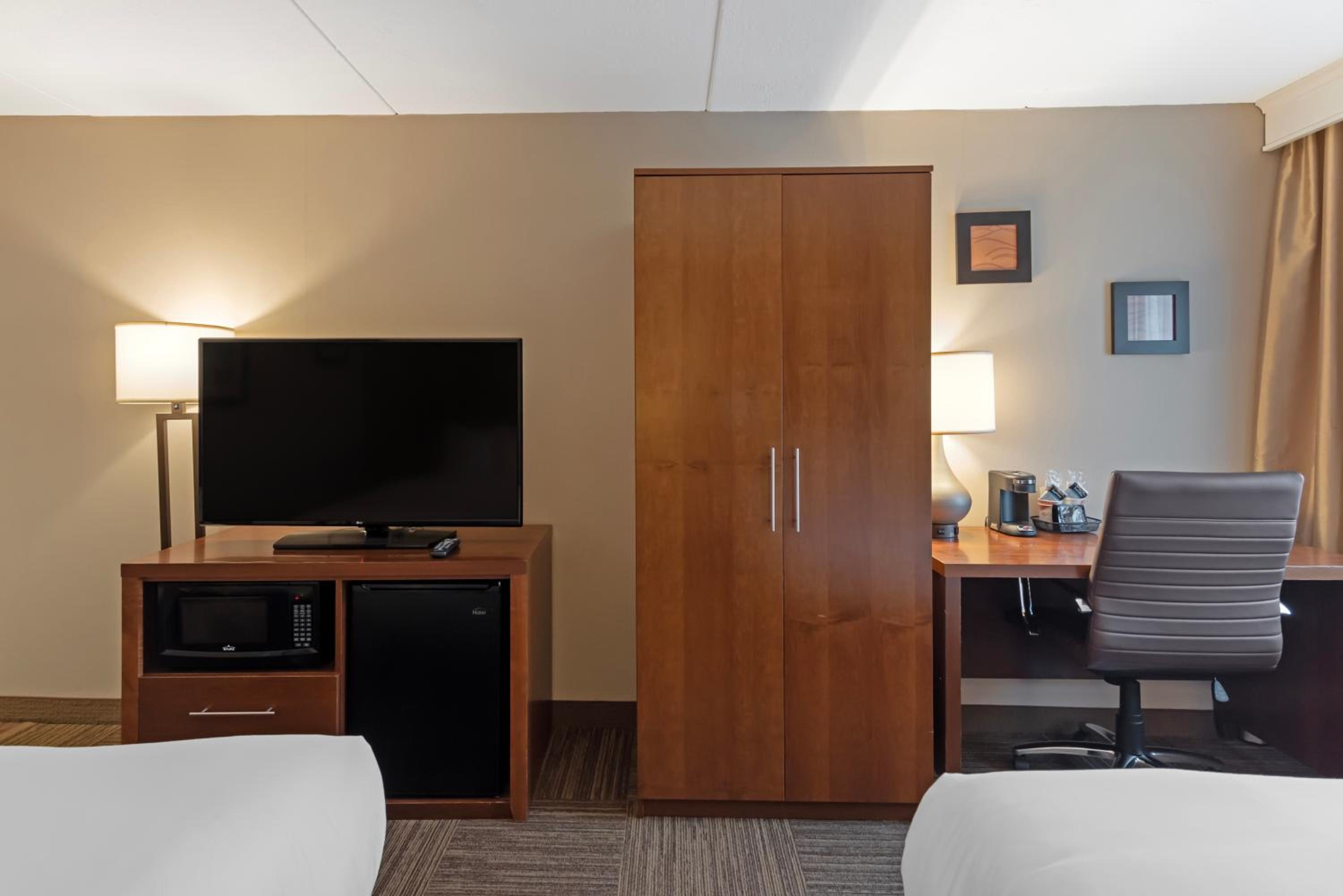 Queen Room with Two Queen Beds - Disability Access/Non-Smoking - Photo 4