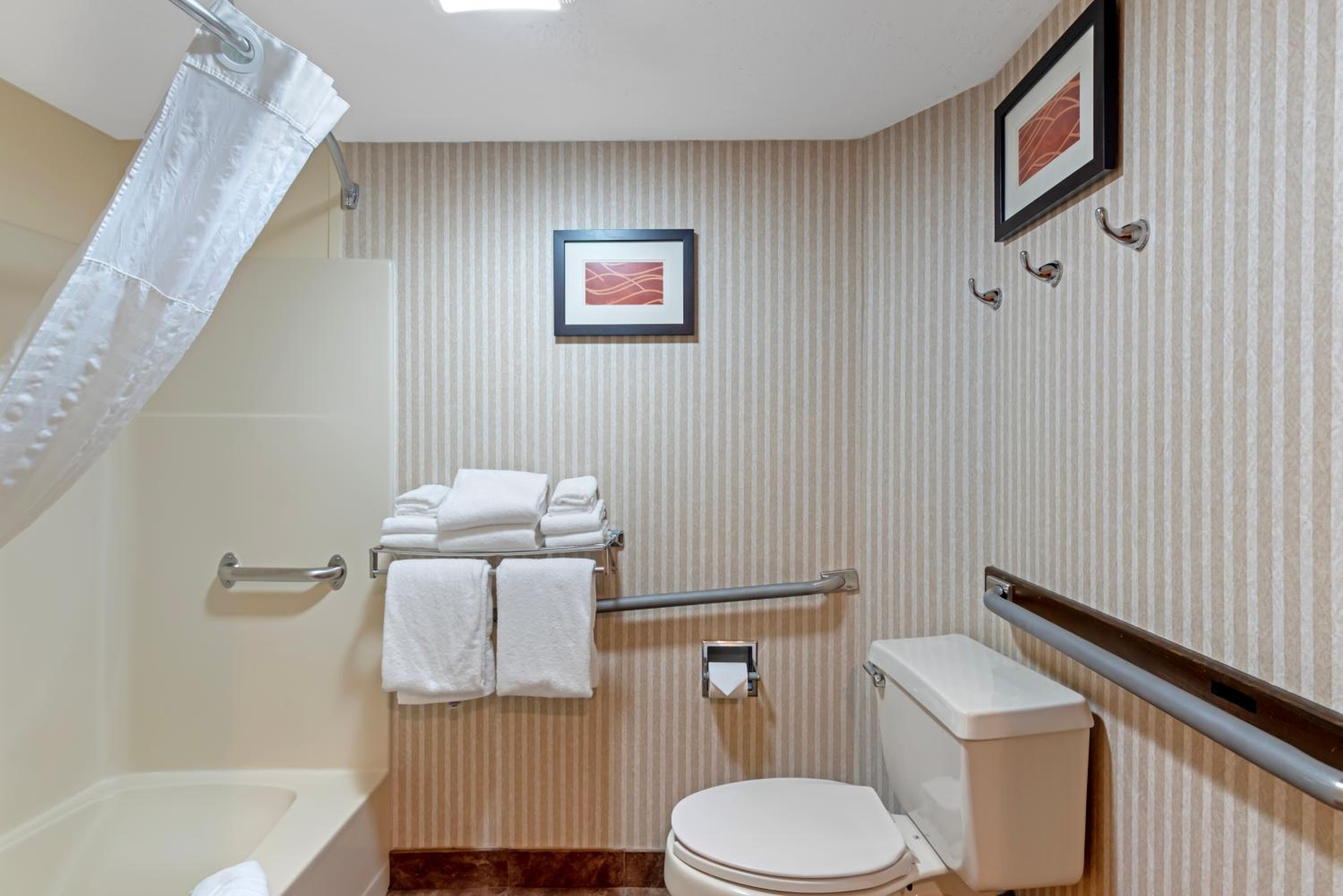 Queen Room with Two Queen Beds - Disability Access/Non-Smoking - Photo 2