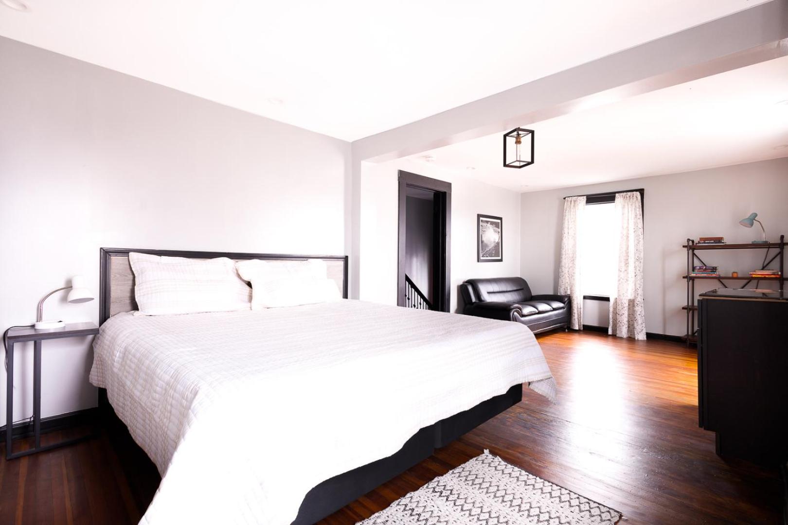 Eight-Bedroom House photo 3