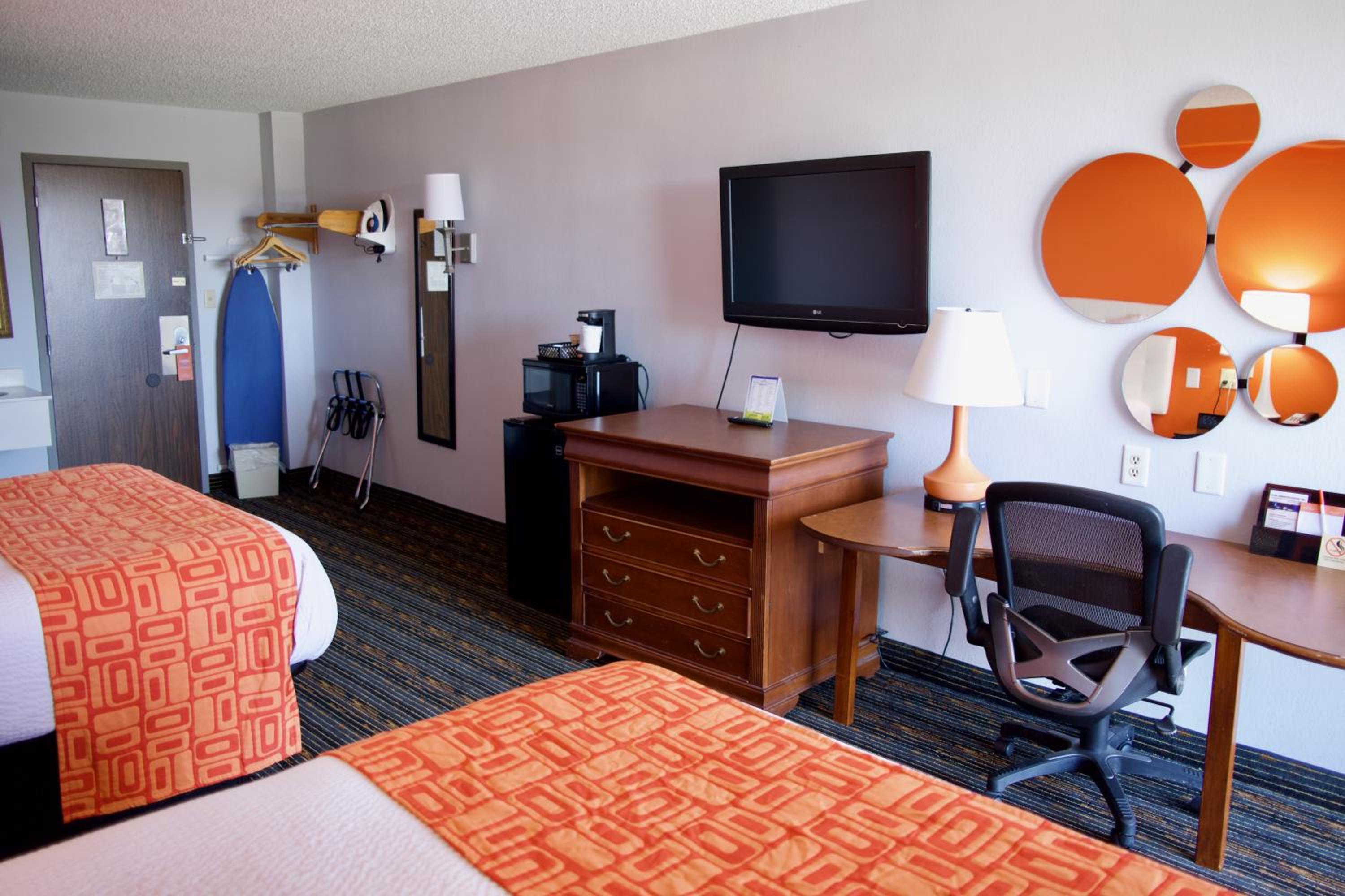 Queen Room with Two Queen Beds - Non-Smoking photo 2
