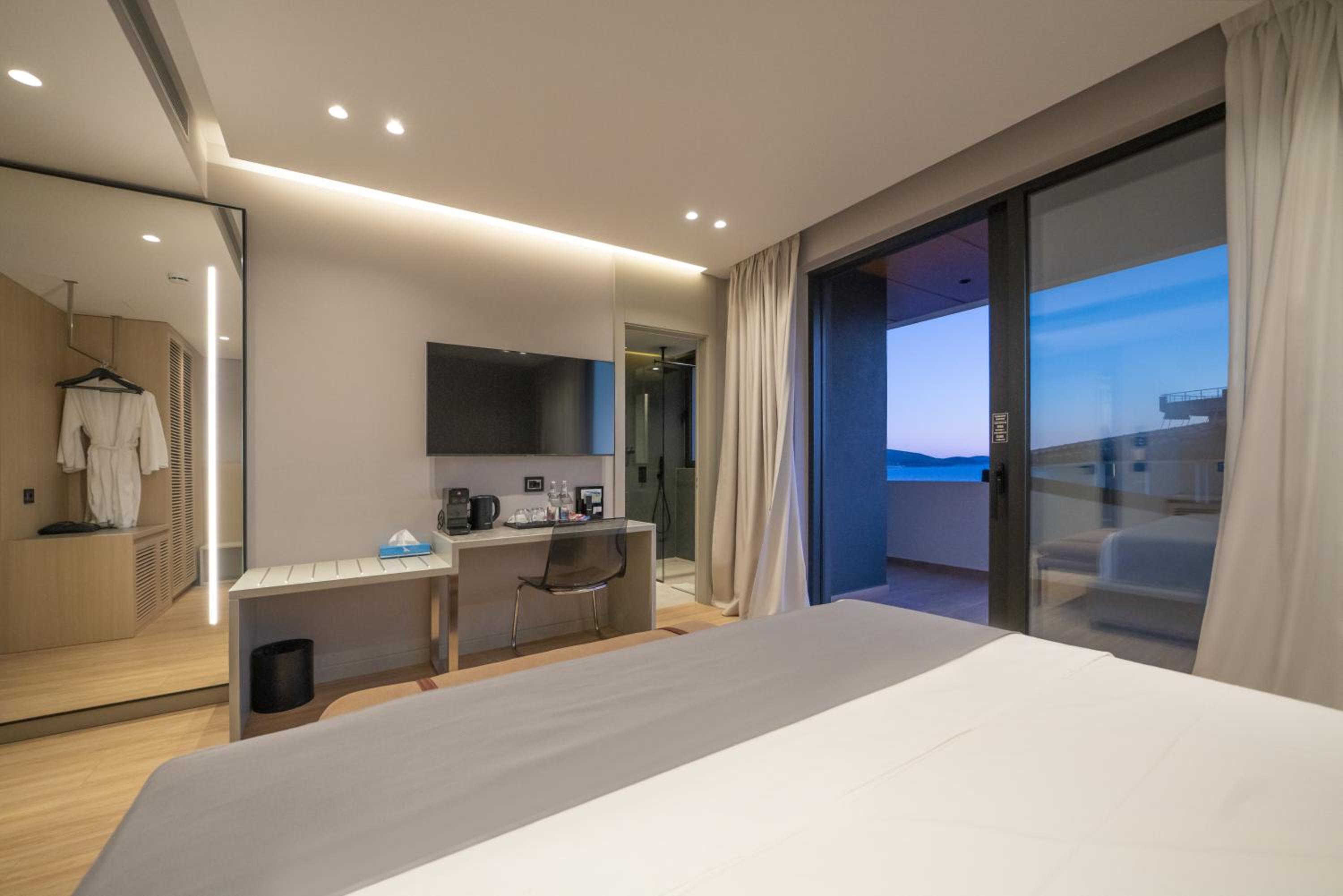 Deluxe Double Room with Side Sea View photo 2
