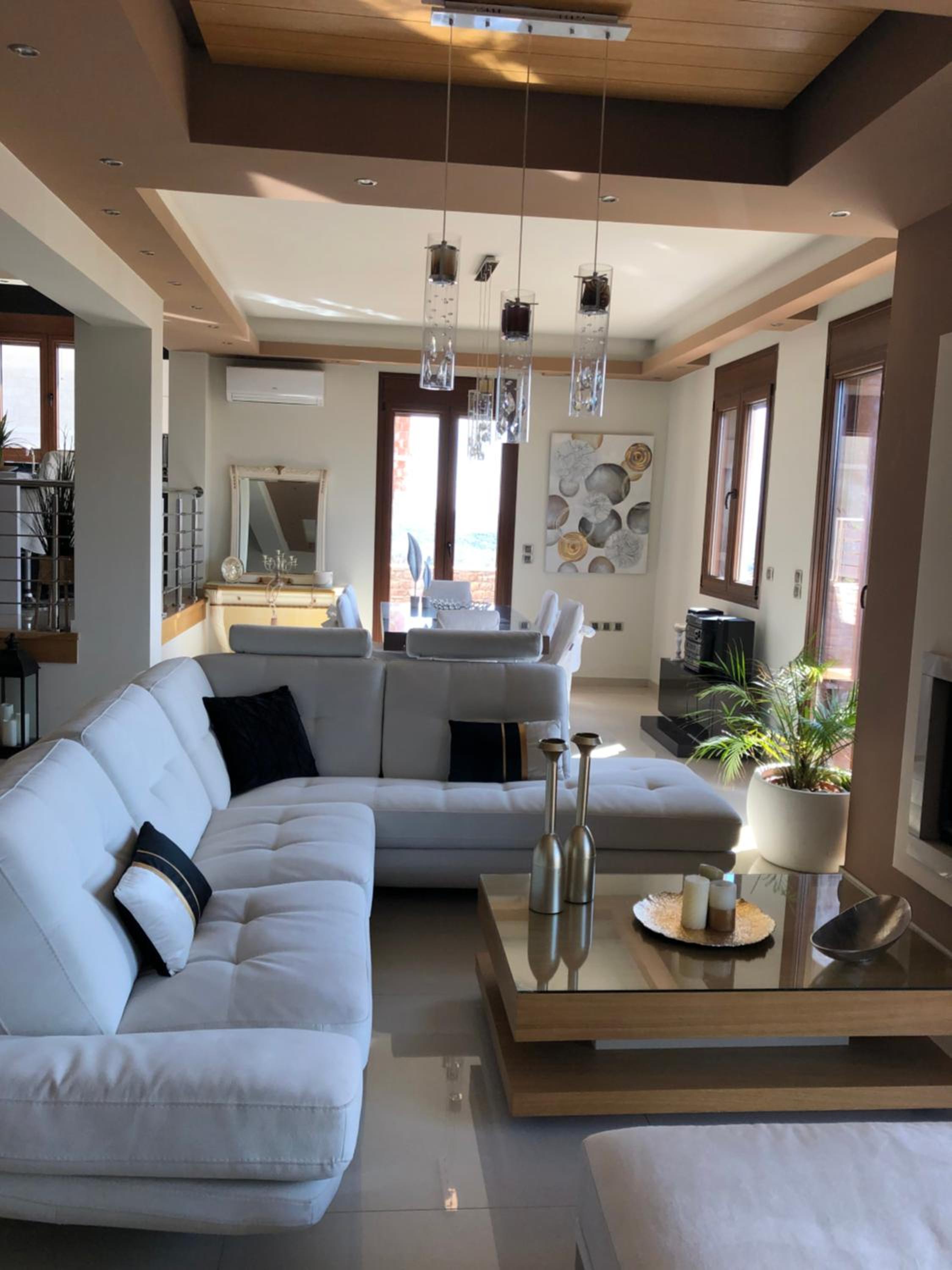 Villa - Photo 1