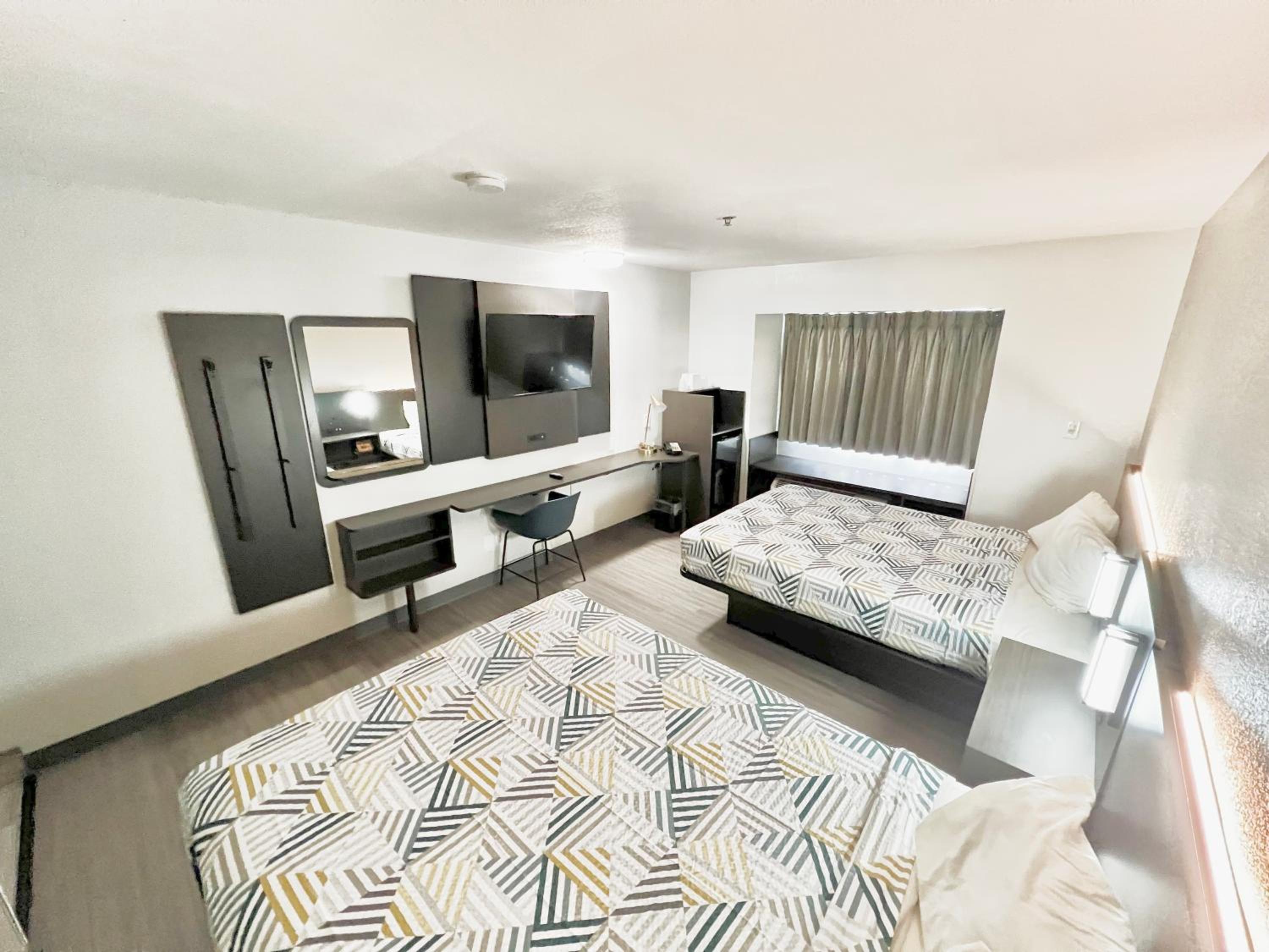 Queen Room with Two Queen Beds - Non-Smoking - Photo 4