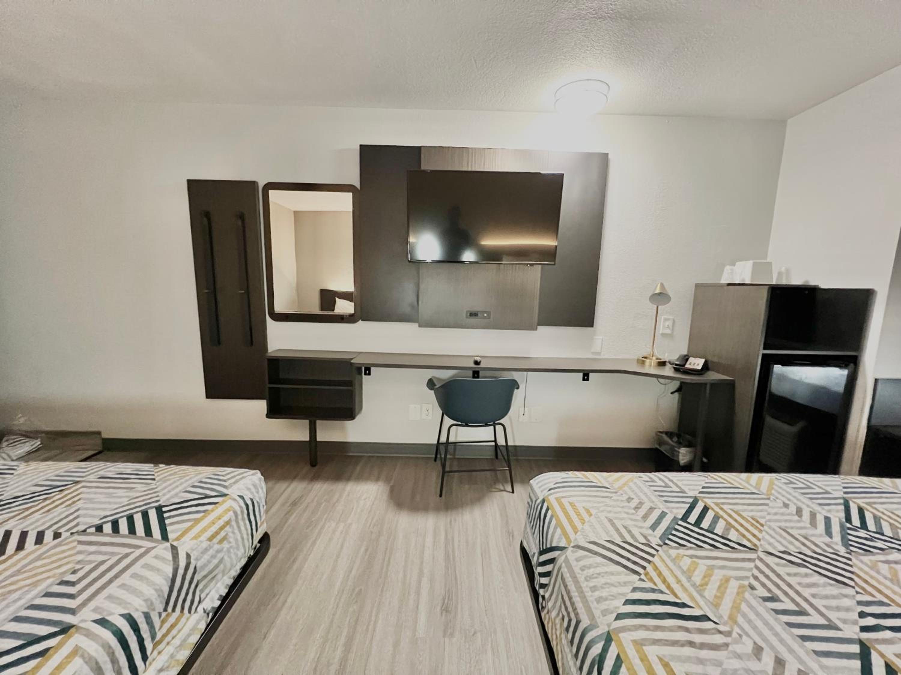 Queen Room with Two Queen Beds - Non-Smoking - Photo 5
