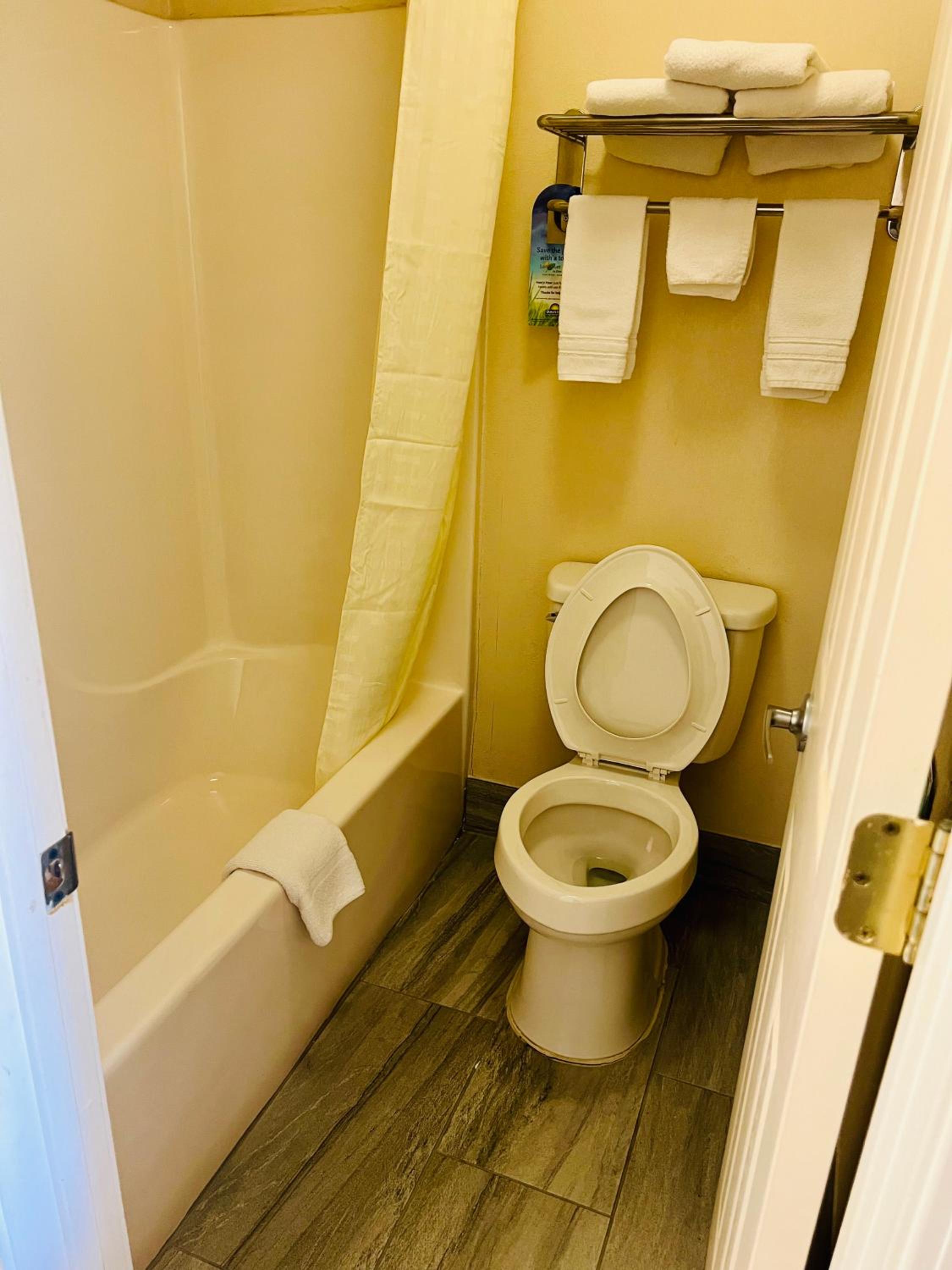 Queen Room with Two Queen Beds - Non-Smoking - Photo 7