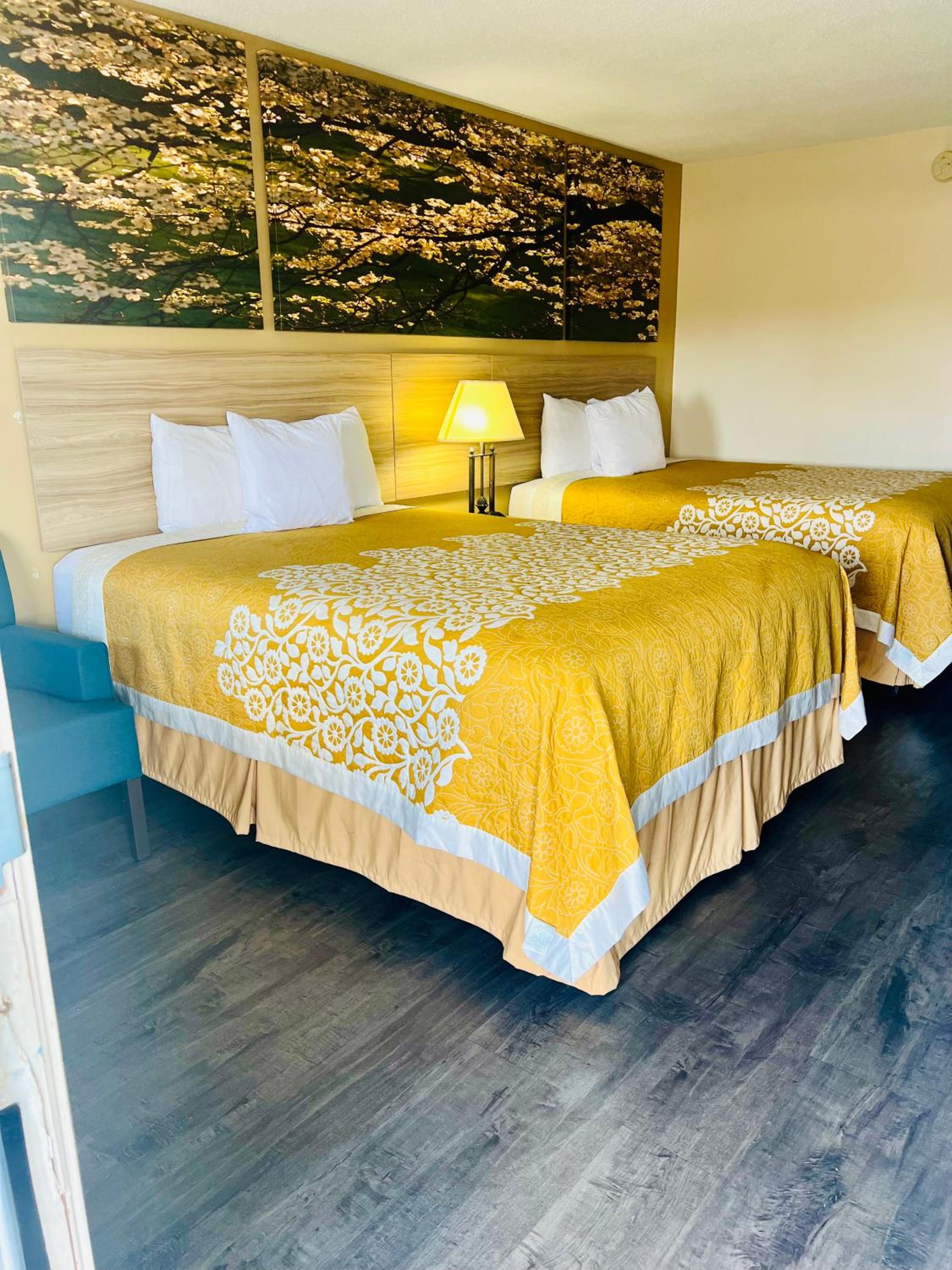 Queen Room with Two Queen Beds - Non-Smoking - Photo 4