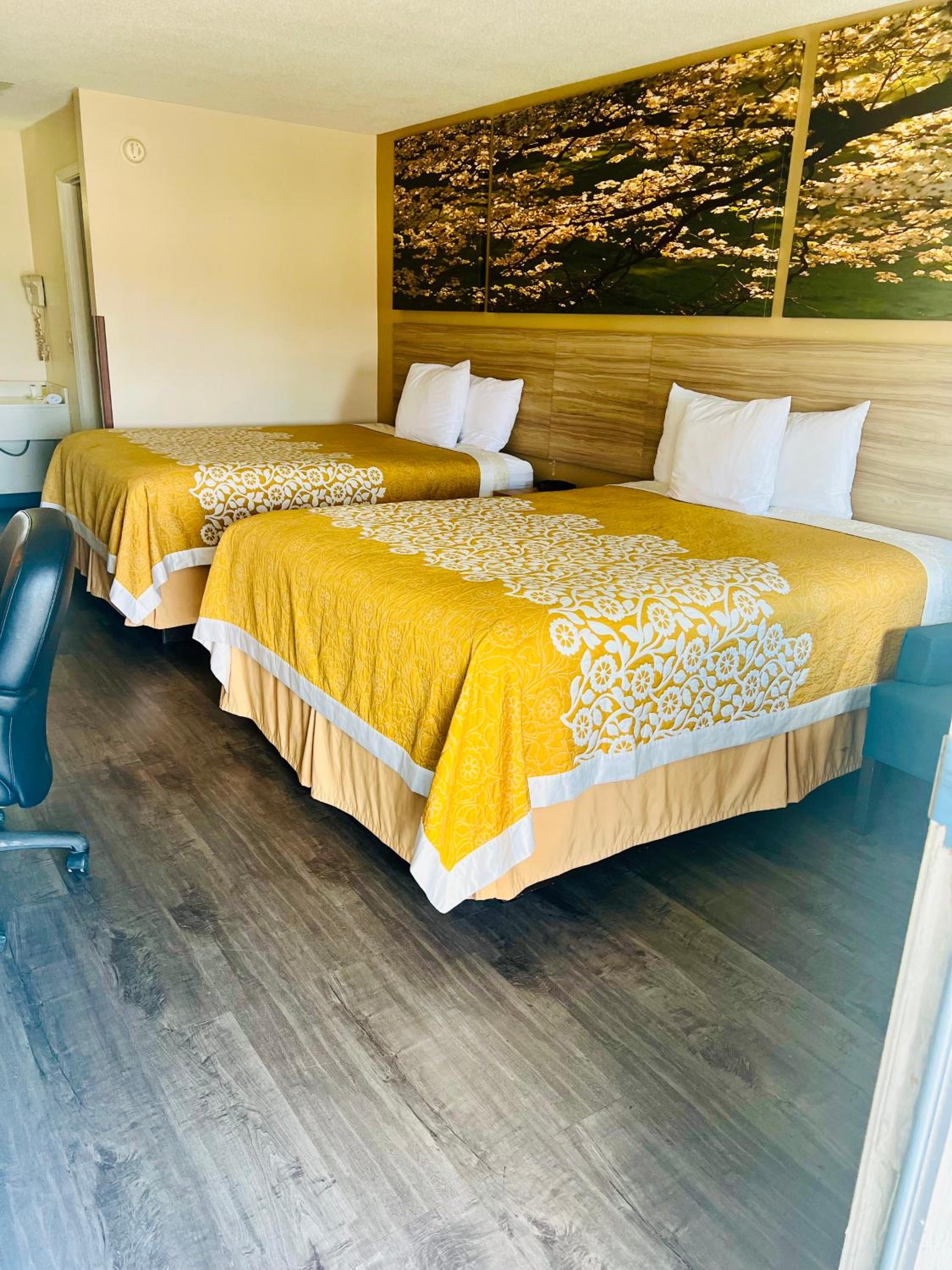 Queen Room with Two Queen Beds - Non-Smoking - Photo 2