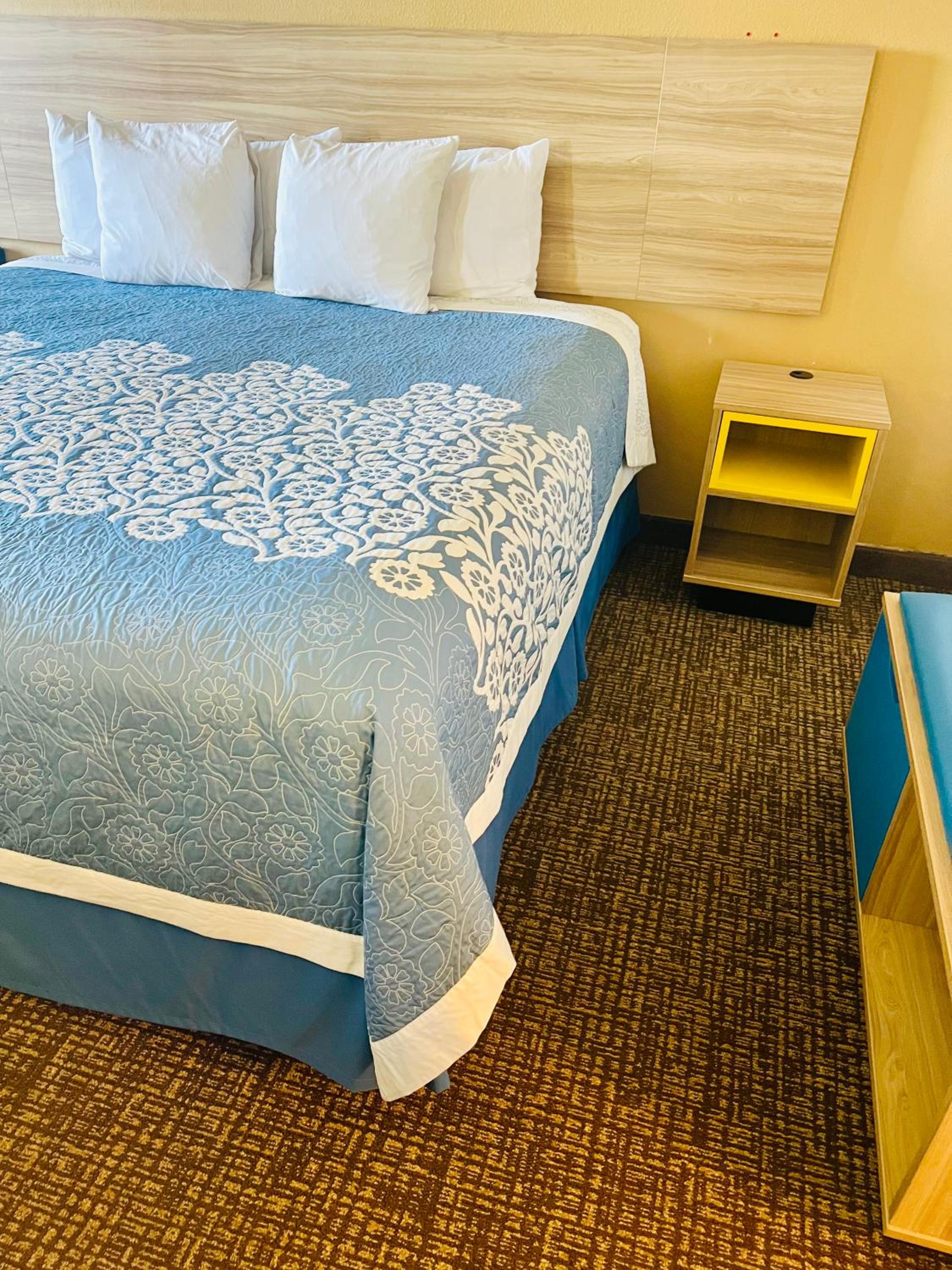King Room - Non-Smoking - Photo 5
