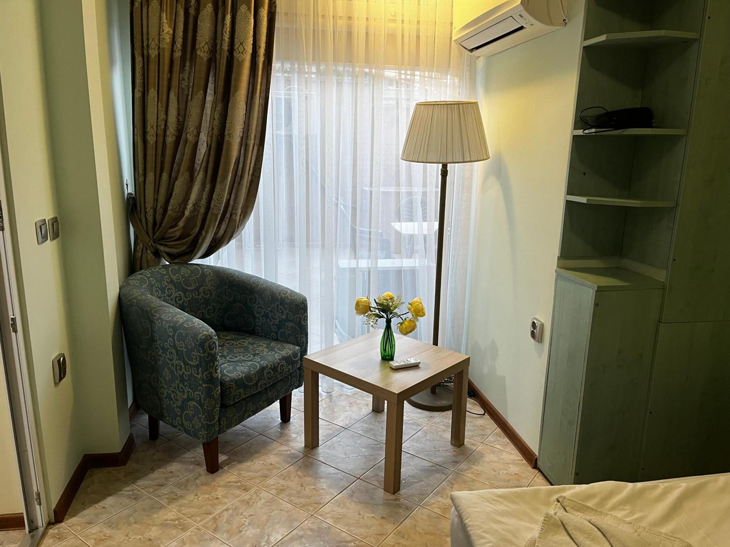 One-Bedroom Apartment photo 1