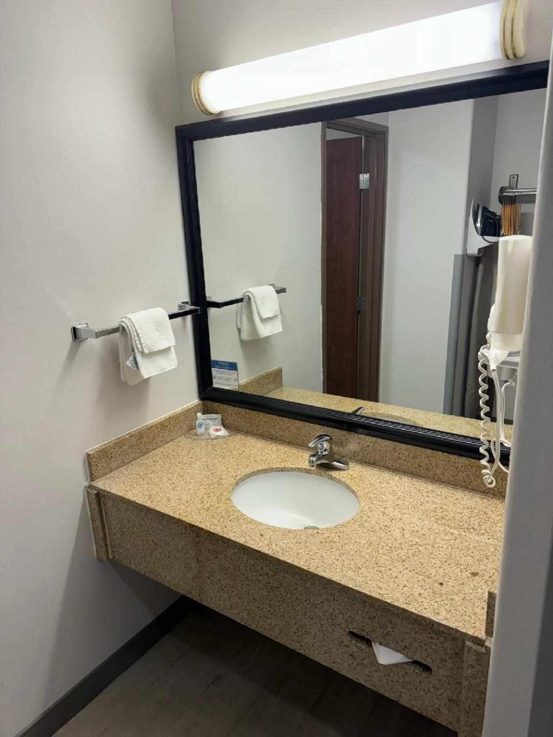 King Suite - Non-Smoking - Photo 3
