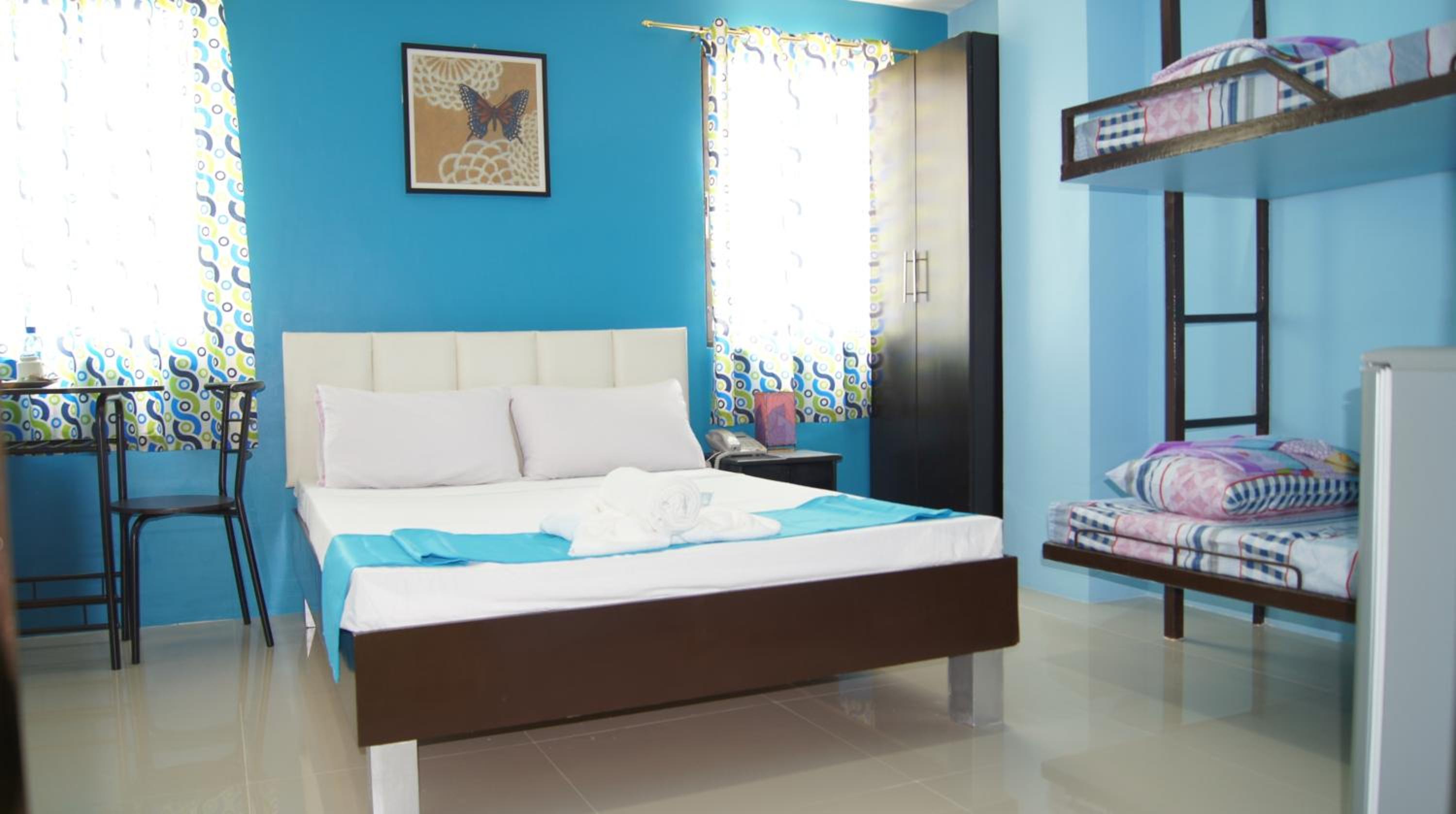 Small Family Room - Photo 4