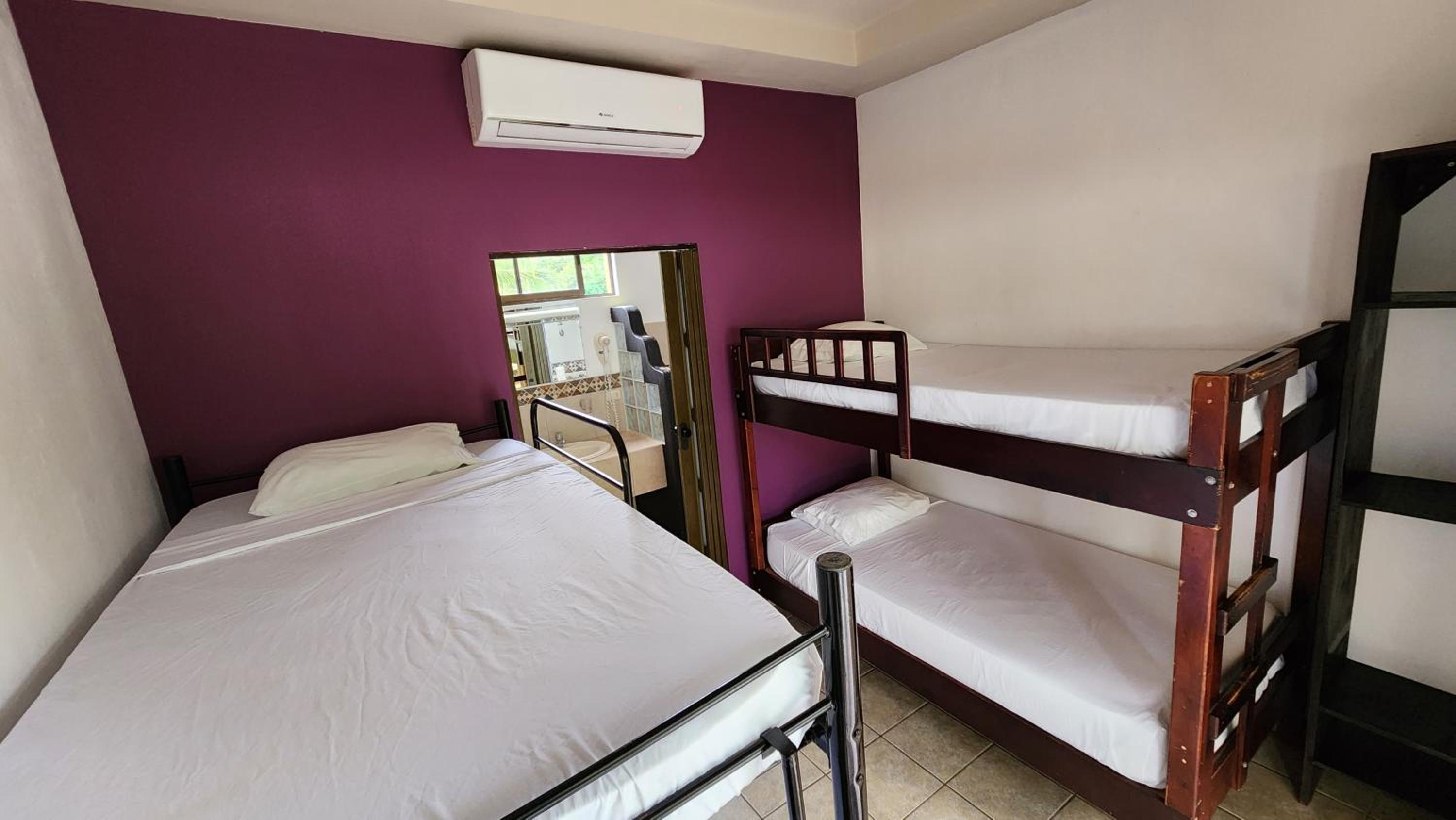 Quadruple Room with Private Bathroom photo 3
