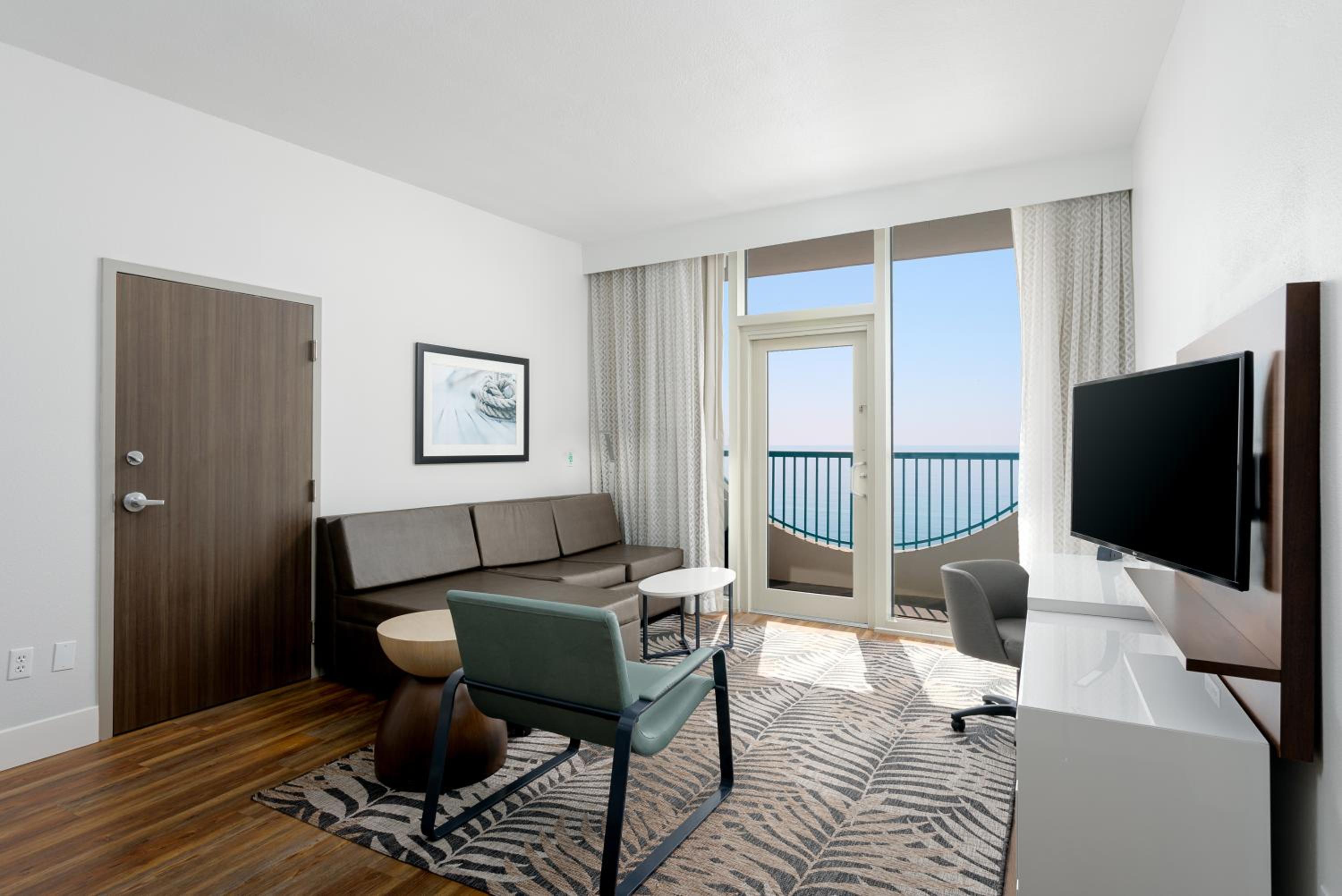 King Suite with Balcony - Photo 6