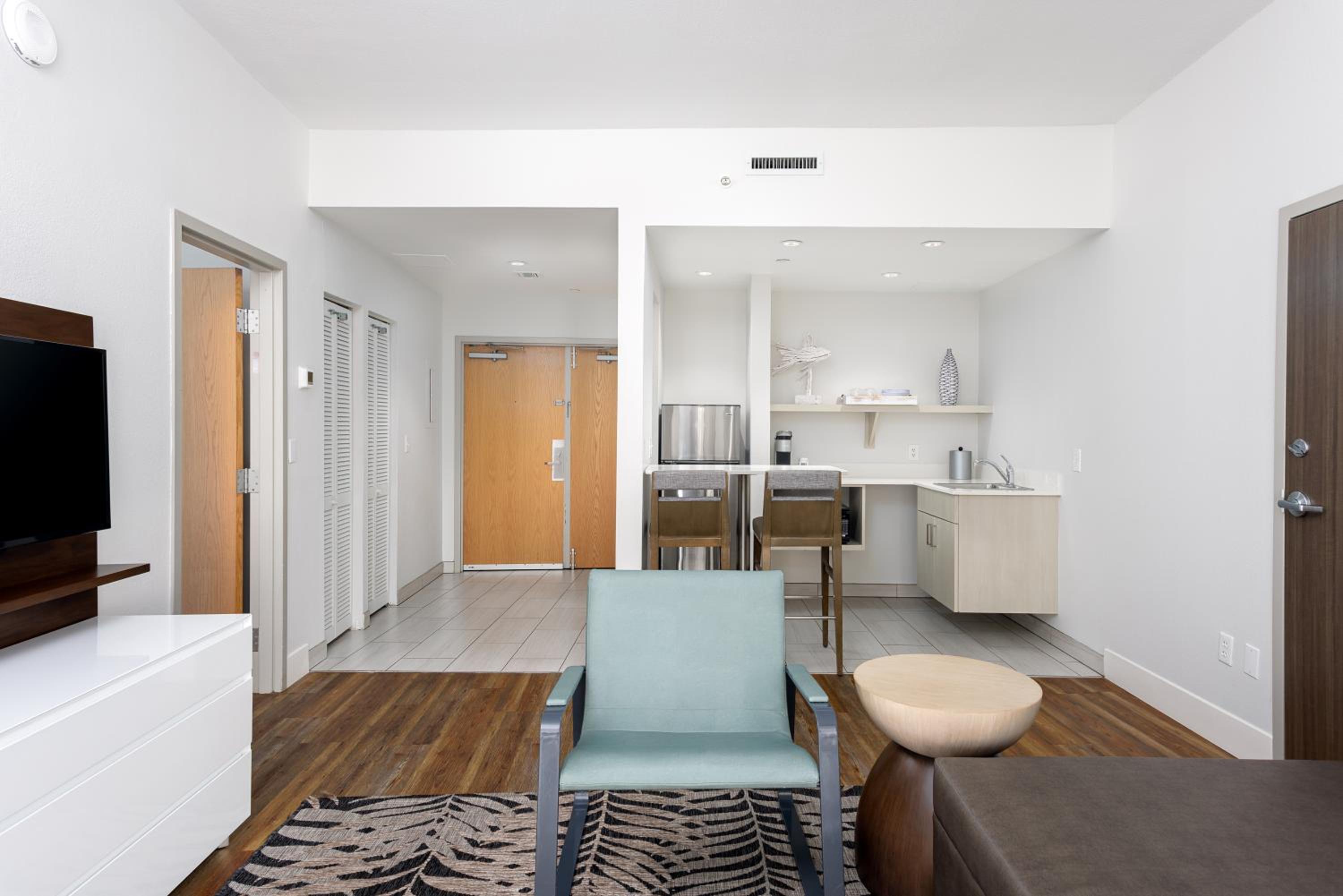 King Suite with Balcony - Photo 10