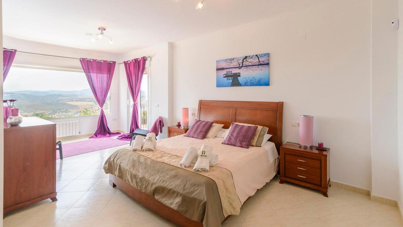 Six-Bedroom House photo 2