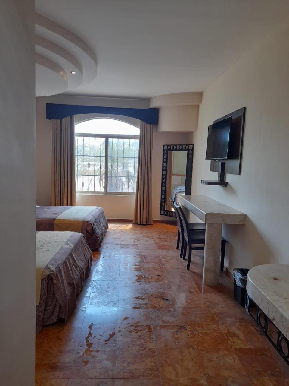 Deluxe Room (2 Adults + 1 Child)