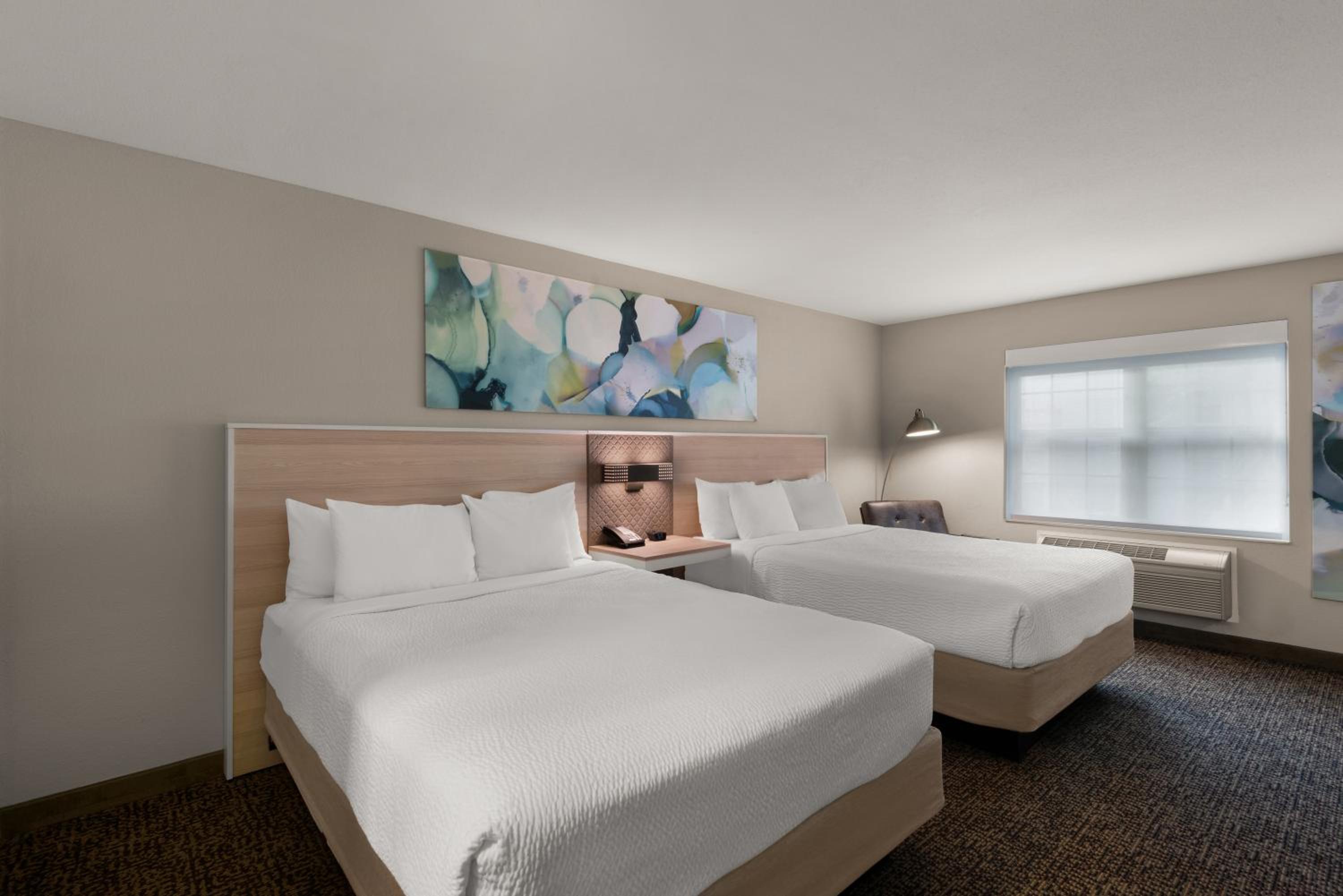 Queen Room with Two Queen Beds - Non-Smoking - Photo 3
