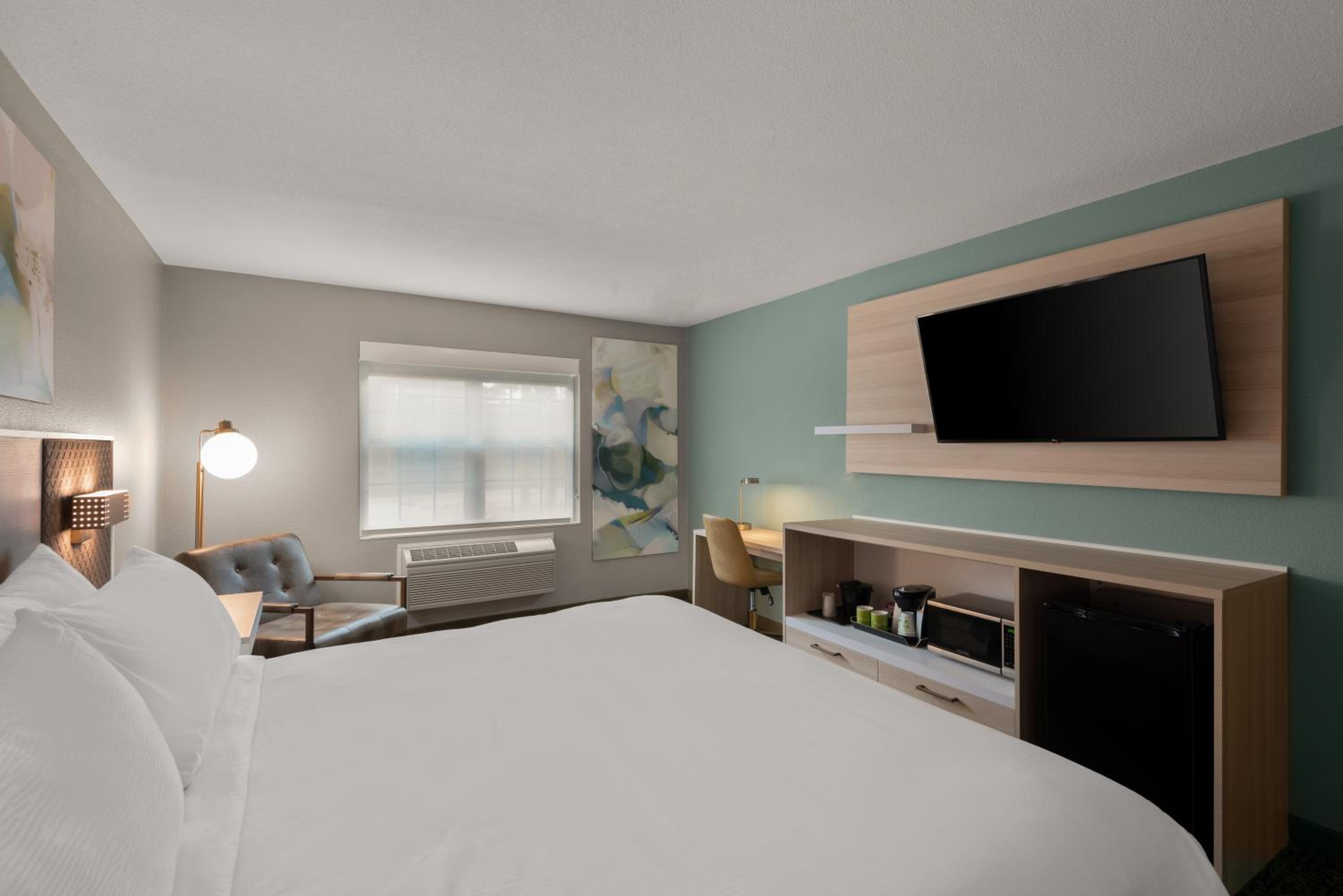 King Room with Roll-in Shower - Mobility Access/Non-Smoking photo 3