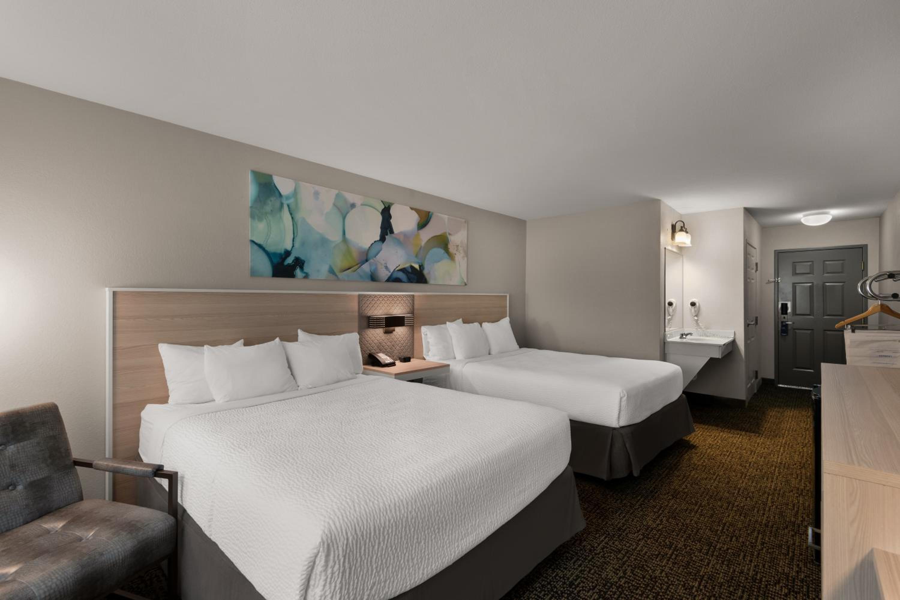 Queen Room with Two Queen Beds - Mobility Access/Non-Smoking photo 3