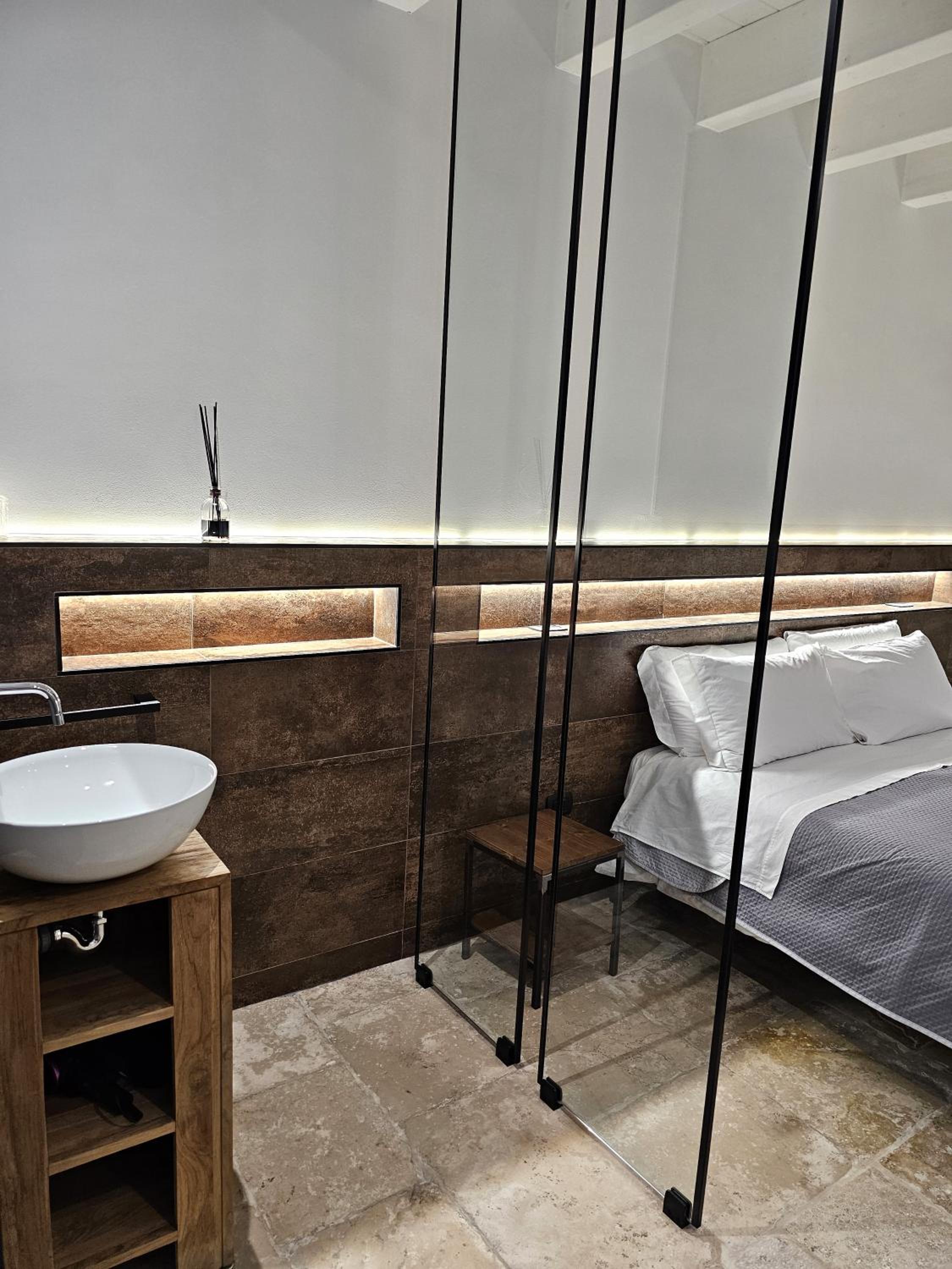 Deluxe Double Room - Photo 11